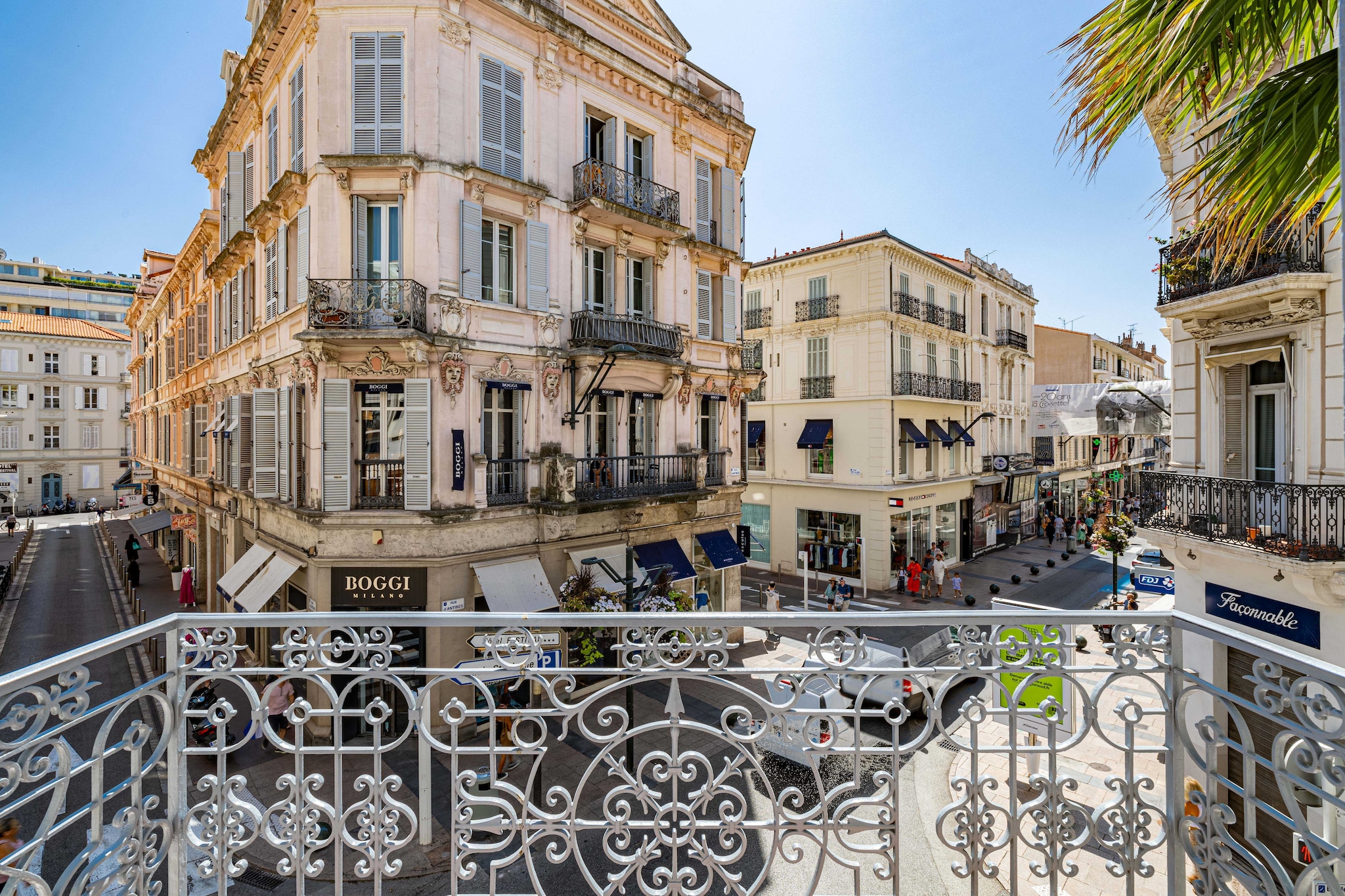 This beautiful apartment is located in the city center and will provide you with an ideal location and comfort for your stay in Cannes.

- By plane: Nice airport is 30 minutes from Cannes
- Private driver from Nice airport: Reservation on request
- By car: Public parking at 100 m
- By train: the station is a 5-minute walk away
During your stay in Cannes, you'll have the chance to explore some wonderful nearby destinations, each offering a unique and memorable experience.	
 Antibes and its cape:Just a few kilometers from Cannes, the charming town of Antibes welcomes you. Explore its rich historical heritage, including the Picasso Museum housed in a superb chÃ¢teau. Stroll through the cobbled streets of old Antibes, where the Provencal market will awaken your senses with its scents and flavors. But don't forget to venture out to Cap d'Antibes, where coastal paths offer breathtaking views of the Mediterranean. 
Les trayas and its red rocks: West of Cannes lies the natural paradise of Les Trayas, a striking contrast to urban life. Explore mountain and forest landscapes that blend harmoniously with the Mediterranean coastline. Hiking enthusiasts will be delighted by the trails leading to the emblematic red rocks, offering breathtaking panoramic sea views.
Grasse and its perfume: Not far from Cannes is the town of Grasse, world-famous as the capital of perfume. You'll have the opportunity to visit renowned perfume factories such as Fragonard, Galimard and Molinard, where you'll discover the art of perfumery and even have the chance to create your own fragrance. Stroll through Grasse's medieval streets, steeped in history and scents.