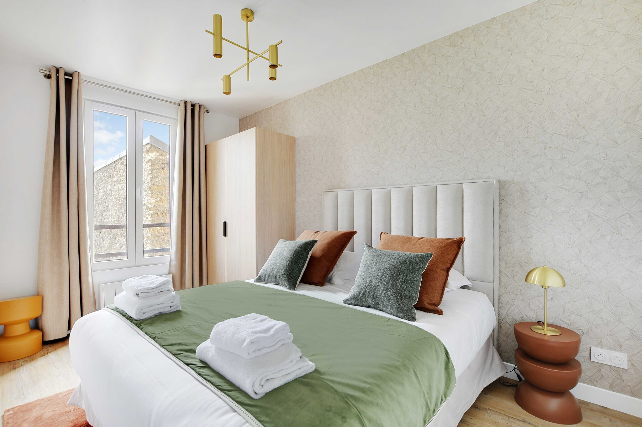 On the 1st floor: (Living room(single sofa bed), Kitchen(stove, electric kettle, toaster, coffee machine, microwave, dishwasher, fridge, dishes and cutlery, Cooking basics), bedroom(Wardrobe, TV, Sheets incl., Queen Bed), bathroom(Hot Water, shower, washbasin, hairdryer, shampoo))\n\nBed Linen, Internet Access DSL, First Aid, Play area, TV, washing machine, heating, iron, Towels/Sheets (Incl.), Essentials, Dedicated workspace, Carbon monoxide detector, Cleaning Disinfection, Downtown, Enhanced cleaning practices, High touch surfaces disinfected, Long term stays allowed, Town