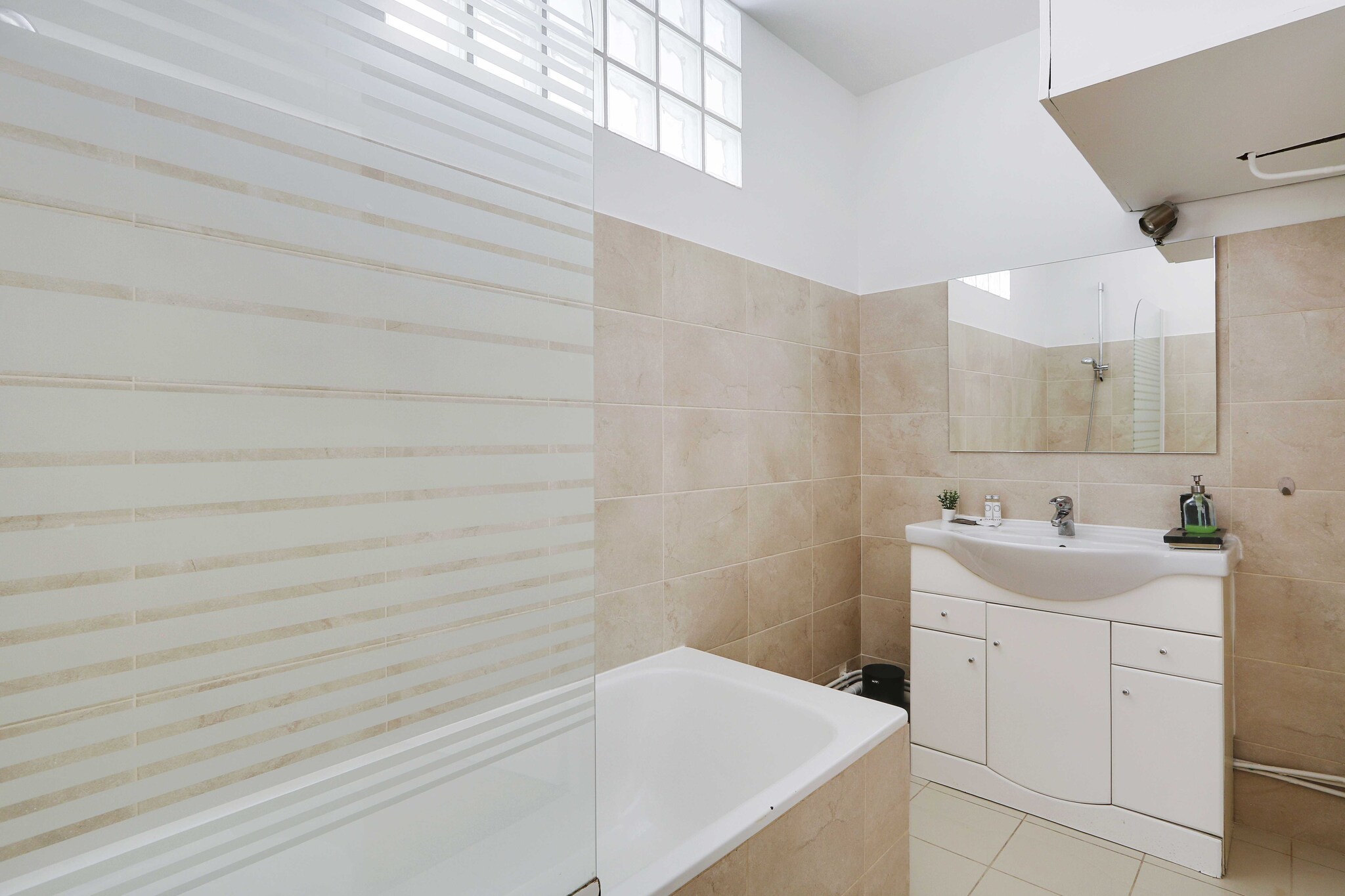 On the 2nd floor: (Living room(double sofa bed, TV, dining table), Kitchen(stove, electric kettle, toaster, coffee machine, oven, microwave, fridge, electric hot plates, dishes and cutlery, Cooking basics), bedroom(double bed), bathroom(bath tub, shower, toilet, hairdryer, shampoo, hot water))\n\nBed Linen, Desk, Internet Access DSL, Wardrobe, First Aid, Play area, bath tub, washing machine, heating, iron, hairdryer, Towels/Sheets (Incl.), Essentials, Dedicated workspace, Carbon monoxide detector, Cleaning Disinfection, Downtown, Enhanced cleaning practices, High touch surfaces disinfected, Long term stays allowed, Town