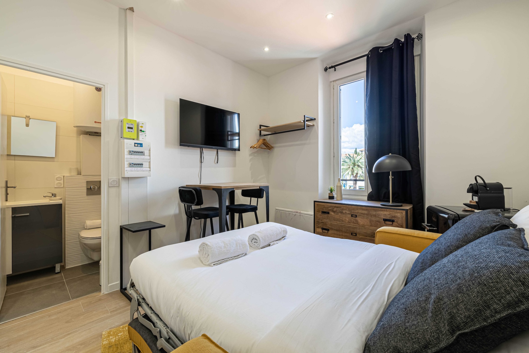 Beautiful renovated apartment in the Gambetta district, 15 minutes walk from the Palais des Festivals.

The location of the apartment will allow you to move quickly and easily:

BY PLANE: Nice-CÃ´te d'Azur Airport (30km)
BY PLANE: Cannes Airport - Mandelieu
BY TRAIN: Cannes train station 8 minutes on foot
BY CAR: A8 motorway
BY CAR: National Highway 85
During your stay in Cannes, you'll have the chance to explore some wonderful nearby destinations, each offering a unique and memorable experience.	
 Antibes and its cape:Just a few kilometers from Cannes, the charming town of Antibes welcomes you. Explore its rich historical heritage, including the Picasso Museum housed in a superb chÃ¢teau. Stroll through the cobbled streets of old Antibes, where the Provencal market will awaken your senses with its scents and flavors. But don't forget to venture out to Cap d'Antibes, where coastal paths offer breathtaking views of the Mediterranean. 
Les trayas and its red rocks: West of Cannes lies the natural paradise of Les Trayas, a striking contrast to urban life. Explore mountain and forest landscapes that blend harmoniously with the Mediterranean coastline. Hiking enthusiasts will be delighted by the trails leading to the emblematic red rocks, offering breathtaking panoramic sea views.
Grasse and its perfume: Not far from Cannes is the town of Grasse, world-famous as the capital of perfume. You'll have the opportunity to visit renowned perfume factories such as Fragonard, Galimard and Molinard, where you'll discover the art of perfumery and even have the chance to create your own fragrance. Stroll through Grasse's medieval streets, steeped in history and intoxicating scents.