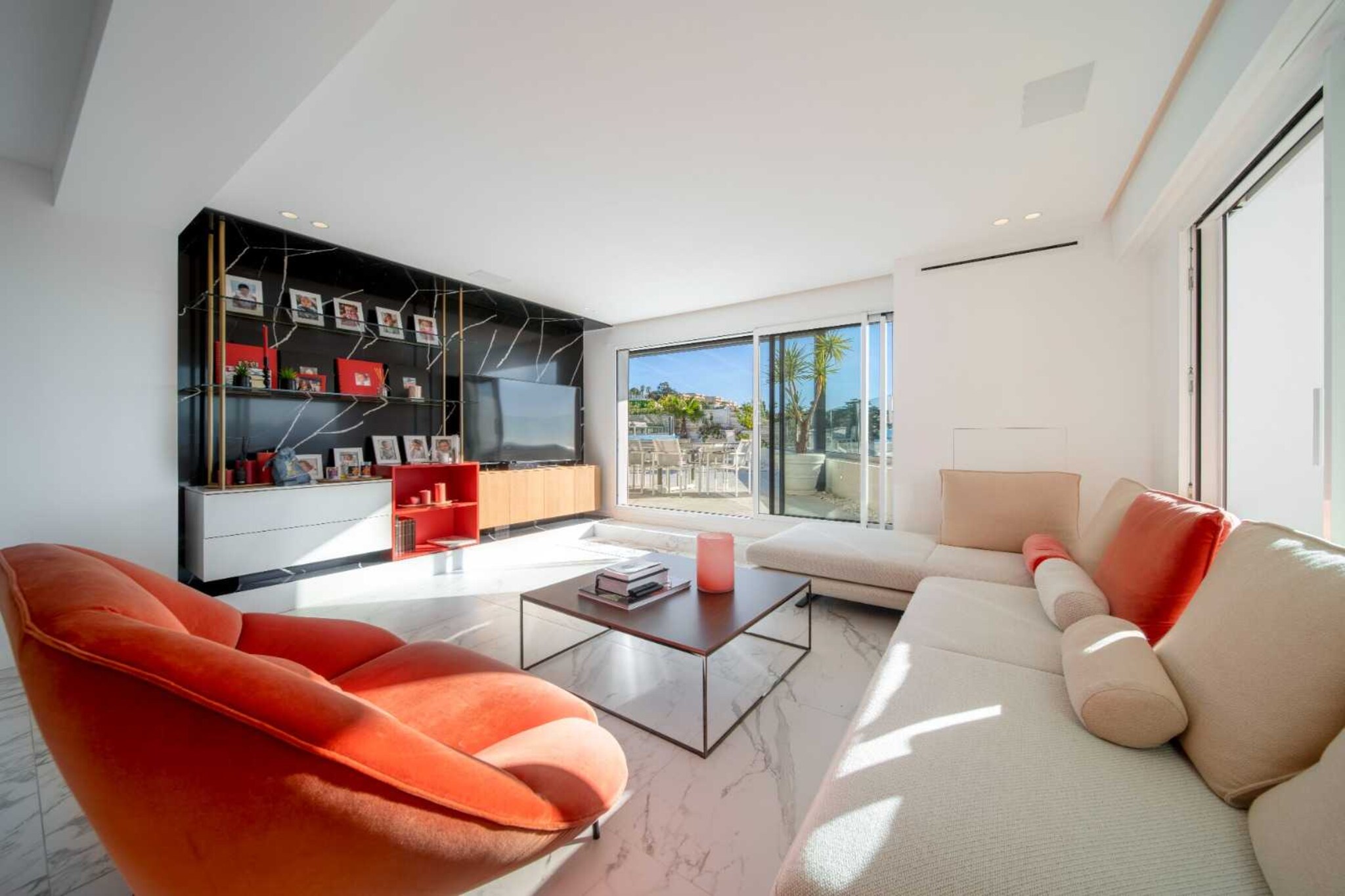 Luxury apartment of 180m2 of living space and 180m2 of terrace, located 15 minutes from the Palais des Festivals, 10 minutes from the beaches and 5 minutes from rue d'Antibes.
This premium apartment with air conditioning offers modern amenities. Fully equipped kitchen, 5 cozy bedrooms and welcoming living space, our property is a true haven of peace that can accommodate up to 10 people.