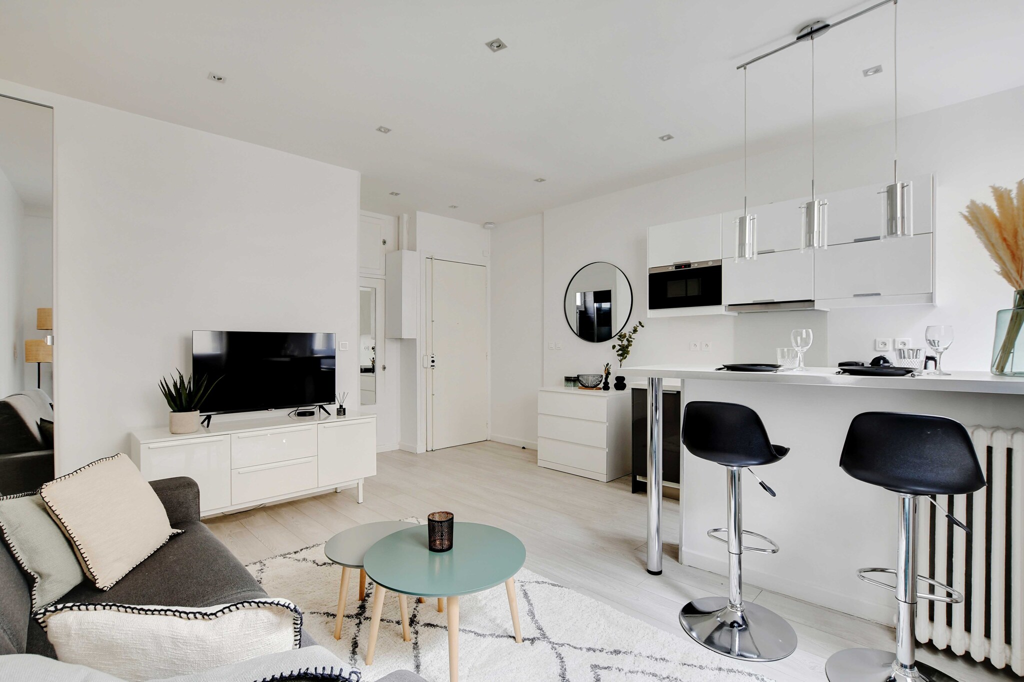 Checkmyguest offers you this charming studio located in the heart of the Ternes district in Paris. With its 27 m², this modern and comfortable living space is ideal for those looking for a practical and well-appointed place in the capital. Nestled close to the illustrious Arc de Triomphe, this apartment offers easy access to iconic Paris attractions.