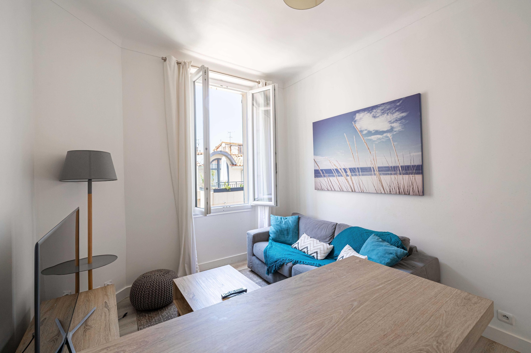 Beautiful apartment located in the city center of Cannes. Idyllic location near the beach, port and Palais des festivals.

The location of the apartment will allow you to move quickly and easily : 

BY PLANE: Nice-CÃ´te d'Azur Airport (30km)
BY PLANE: Cannes-Mandelieu Airport
BY TRAIN: Cannes train station 
BY CAR: Motorway A8
BY CAR: National Highway 85

1 bus stop is located near the apartment for getting around town
During your stay in Cannes, you'll have the chance to explore some wonderful nearby destinations, each offering a unique and memorable experience.	
 Antibes and its cape:Just a few kilometers from Cannes, the charming town of Antibes welcomes you. Explore its rich historical heritage, including the Picasso Museum housed in a superb chÃ¢teau. Stroll through the cobbled streets of old Antibes, where the Provencal market will awaken your senses with its scents and flavors. But don't forget to venture out to Cap d'Antibes, where coastal paths offer breathtaking views of the Mediterranean. 
Les trayas and its red rocks: West of Cannes lies the natural paradise of Les Trayas, a striking contrast to urban life. Explore mountain and forest landscapes that blend harmoniously with the Mediterranean coastline. Hiking enthusiasts will be delighted by the trails leading to the emblematic red rocks, offering breathtaking panoramic sea views.
Grasse and its perfume: Not far from Cannes is the town of Grasse, world-famous as the capital of perfume. You'll have the opportunity to visit renowned perfume factories such as Fragonard, Galimard and Molinard, where you'll discover the art of perfumery and even have the chance to create your own fragrance. Stroll through Grasse's medieval streets, steeped in history and scents.