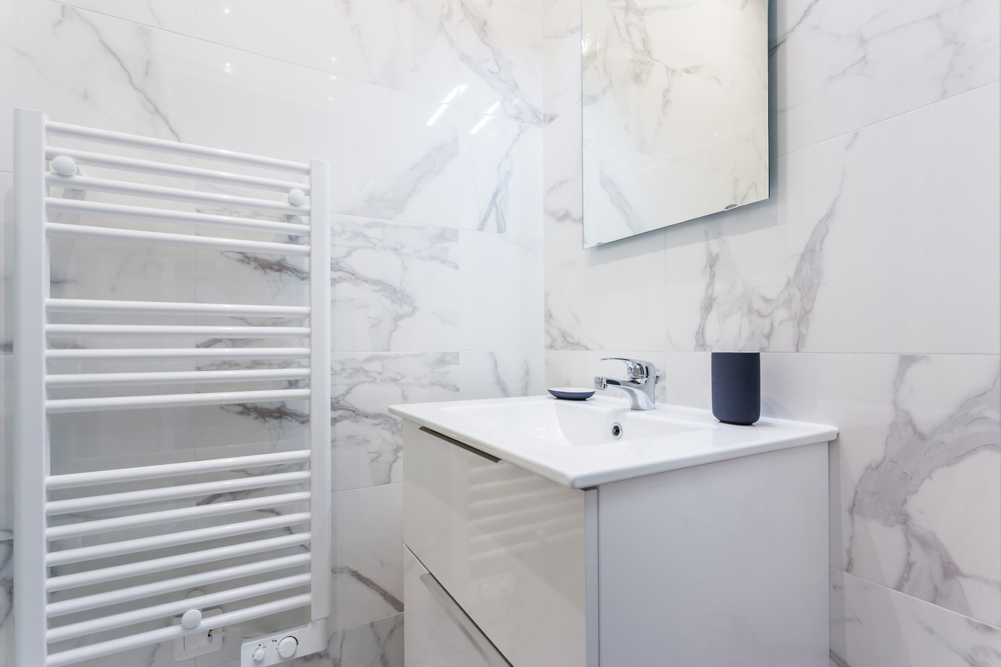 Ground floor: (Living room(double sofa bed, TV), Kitchen(dining table, stove, electric kettle, toaster, coffee machine, oven, microwave, fridge, electric hot plates, dishes and cutlery, Cooking basics, Wine glasses), bedroom(double bed), bathroom(shower, hairdryer, shampoo, hot water))\n\nBed Linen, Desk, Internet Access DSL, Wardrobe, First Aid, Play area, washing machine, heating, iron, Towels/Sheets (Incl.), Essentials, Dedicated workspace, Cleaning Disinfection, Downtown, Enhanced cleaning practices, High touch surfaces disinfected, Long term stays allowed, Town