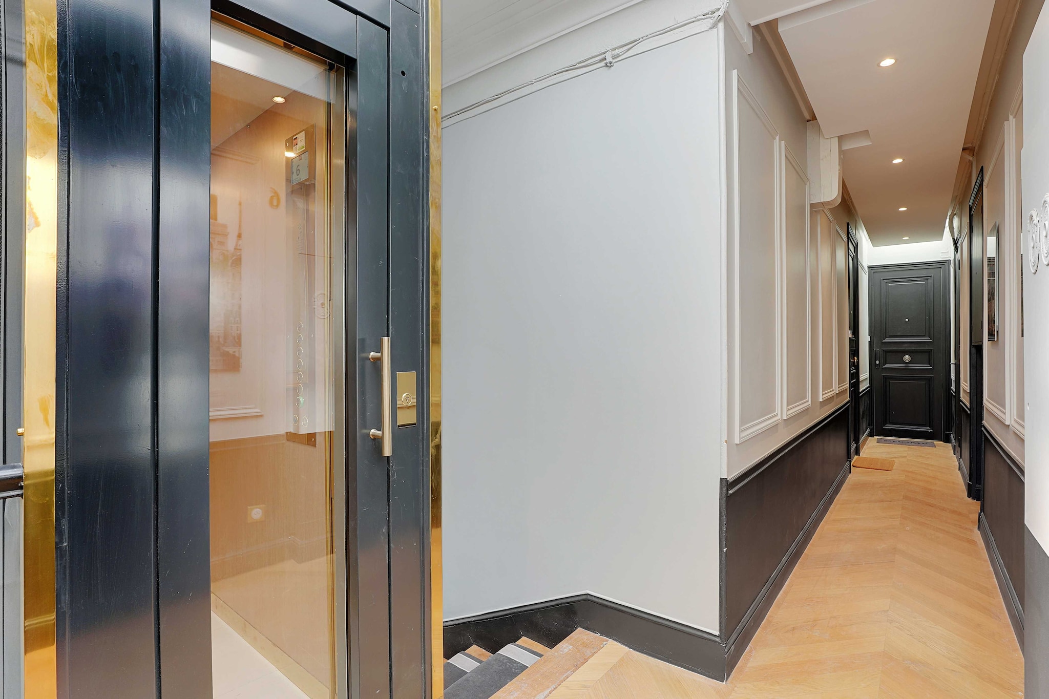 Checkmyguest offers you a charming 24 m² studio located on the sixth floor in Paris. This accommodation includes an elegant living space, ideal for an individual or a couple looking for a pied-à -terre in the heart of Paris. Located in the prestigious Place-Vendôme district, you will be a few steps from the famous Colonne Vendôme.