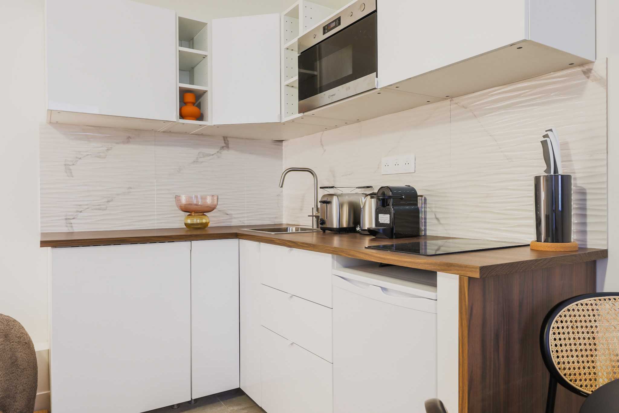 Checkmyguest offers you this modern 36m² apartment on the ground floor of rue Dailly, in Saint-Cloud. Just a few steps from the Seine, this bright apartment offers an ideal living environment with high-quality amenities. Enjoy contemporary comfort and proximity to local amenities.
The apartment's convenient location means you'll be able to get around the capital quickly and easily by public transport:
- BUS: Parc de Saint-Cloud (line 136 ), a 3-minute walk away
- BUS : Parc de Saint-Cloud (line 136 ) 3 minutes on foot
- Numerous day & night BUS lines
- Vélib station
- Several cab companies available: Les cabs G7 (the most popular): call 36 07.