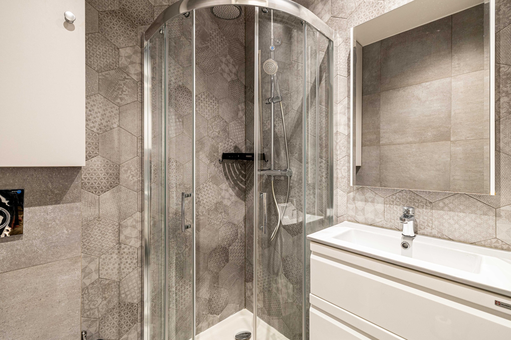 Ground floor: (Kitchen(stove, electric kettle, toaster, coffee machine, microwave, fridge, dishes and cutlery), Living/bed room(Internet Access DSL, double sofa bed, TV, dining table, air conditioning), bedroom(Bed Linen, Wardrobe, double bed), bathroom(shower, washbasin, toilet, hairdryer, Towels/Sheets (Incl.), shampoo))\n\nHot Water, First Aid, Play area, heating, iron, Essentials, Carbon monoxide detector, Cleaning Disinfection, Downtown, Enhanced cleaning practices, High touch surfaces disinfected, Long term stays allowed, Near Ocean, Town