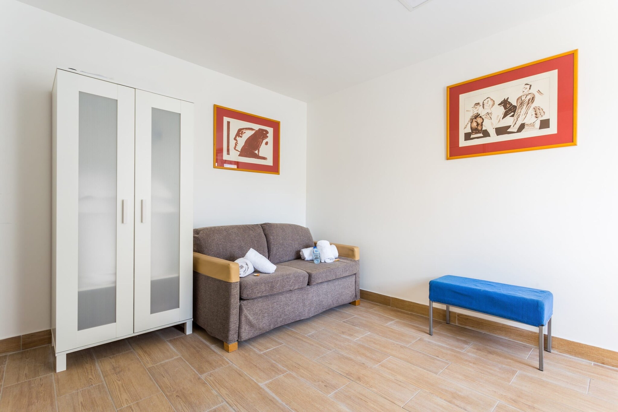 Checkmyguest offers you a welcoming 17 m² studio in the charming town of Malakoff. Ideally located, this studio offers quick access to Parc Georges-Brassens, a magnificent green space in the 15th arrondissement of Paris. The park preserves the monumental gates and historic buildings of the former Vaugirard abattoirs.
