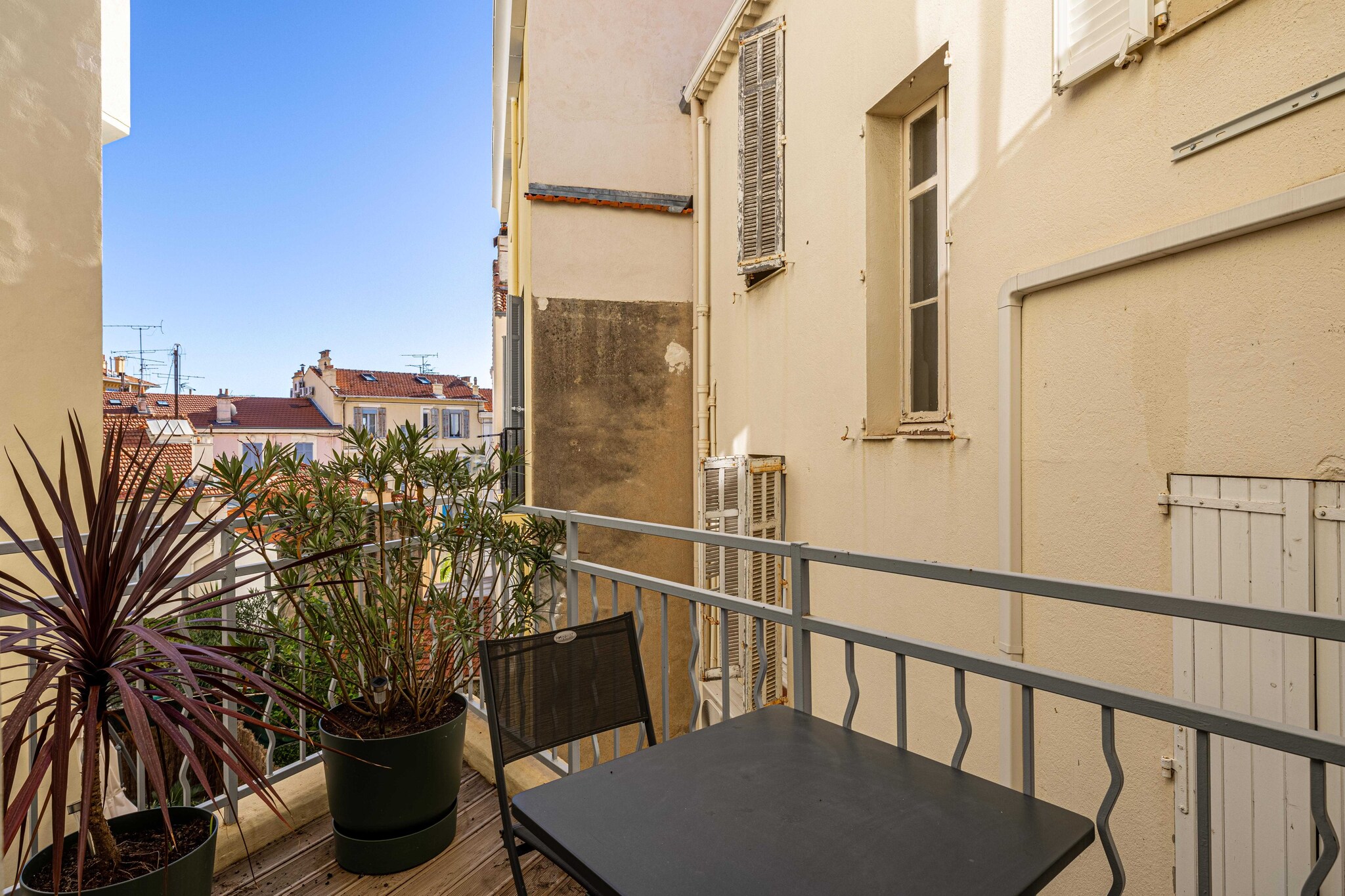 This apartment with balcony is located 5 minutes from the Palais des Festivals and will provide you with an ideal location for your stay in Cannes.

- By plane: Nice airport is 30 minutes from Cannes
- Private driver from Nice airport: Reservation on request
- By car: Public car park at 200 m
- By train: the station is a 25-minute walk away

During your stay in Cannes, you'll have the chance to explore some wonderful nearby destinations, each offering a unique and memorable experience.	
 Antibes and its cape:Just a few kilometers from Cannes, the charming town of Antibes welcomes you. Explore its rich historical heritage, including the Picasso Museum housed in a superb chÃ¢teau. Stroll through the cobbled streets of old Antibes, where the Provencal market will awaken your senses with its scents and flavors. But don't forget to venture out to Cap d'Antibes, where coastal paths offer breathtaking views of the Mediterranean. 
Les trayas and its red rocks: West of Cannes lies the natural paradise of Les Trayas, a striking contrast to urban life. Explore mountain and forest landscapes that blend harmoniously with the Mediterranean coastline. Hiking enthusiasts will be delighted by the trails leading to the emblematic red rocks, offering breathtaking panoramic sea views.
Grasse and its perfume: Not far from Cannes is the town of Grasse, world-famous as the capital of perfume. You'll have the opportunity to visit renowned perfume factories such as Fragonard, Galimard and Molinard, where you'll discover the art of perfumery and even have the chance to create your own fragrance. Stroll through Grasse's medieval streets, steeped in history and intoxicating scents.