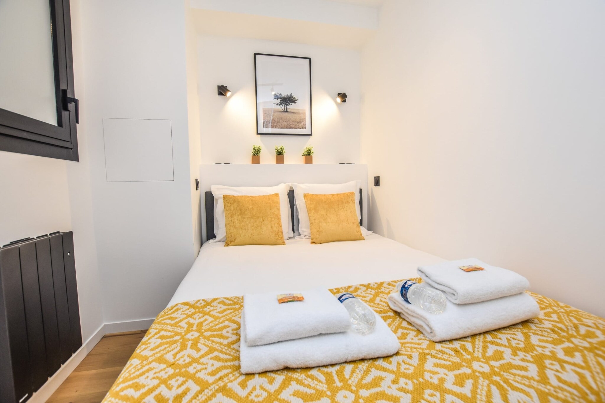 Ground floor: (Living room(Bed Linen, Desk, single sofa bed, TV), Kitchen(stove, electric kettle, toaster, coffee machine, microwave, fridge, dishes and cutlery), bedroom(Queen Bed), bathroom(shower, toilet, hairdryer, Towels/Sheets (Incl.), shampoo))\n\nHot Water, Internet Access DSL, Wardrobe, First Aid, Play area, heating, iron, Essentials, Dedicated workspace, Cooking basics, Carbon monoxide detector, Cleaning Disinfection, Downtown, Enhanced cleaning practices, High touch surfaces disinfected, Long term stays allowed, Town