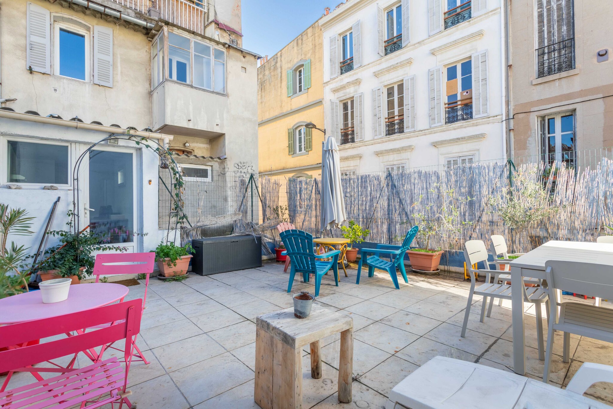 Ideally located between Noailles and La Timone, this superb flat will undoubtedly win you over with its warm, modern decor. 

Metro : â€œNotre-Dame du Montâ€ M2 station (around 250 meters)
Bus : Station â€œLodi Fontangeâ€ Bus74 (around 250 meters)
Saint-Charles train station : around 2 km (~20 min on foot, ~11 min by car, ~8 min by bike, between 8 - 12 min by transport)
Marseille-Provence Marignane Airport : around 35 - 45 min by car/taxi or around 50 min to 45 minutes by transport.