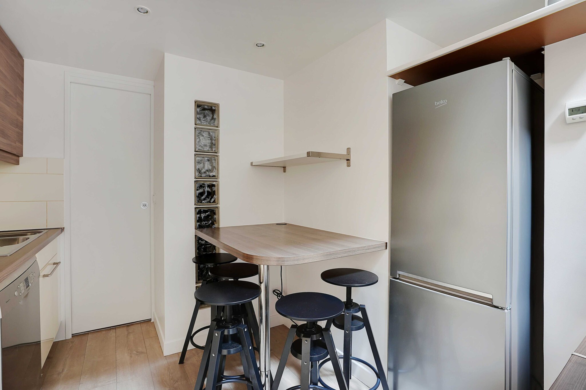 Checkmyguest offers you a magnificent 64 m² apartment, located in the heart of the Necker district. This spacious accommodation has three comfortable and elegant bedrooms, ideal for accommodating a family or a group of friends. The Necker district is appreciated for its peaceful atmosphere and its many amenities. In addition, you will be close to the famous Post Office Museum.