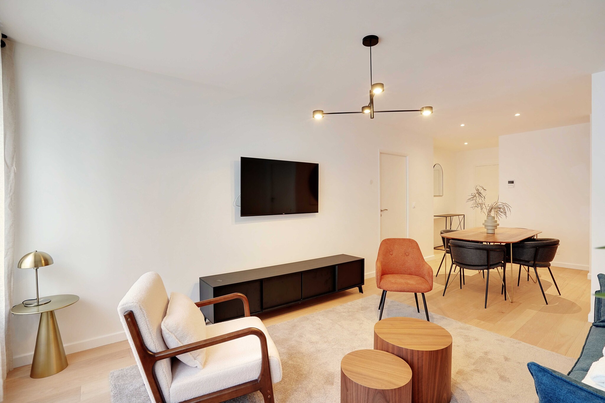 enjoy the tranquility of Levallois and its proximity to the center of Paris with this superb newly renovated apartment 70 m2 that can accommodate up to 6 people

The location will allow you to move quickly and easily within the capital thanks to numerous public transportation options:

- Metro: Pont de Levallois Bécon (line 3) located 10 minutes away on foot
- Metro: Anatole France (line 3) located 14 minutes away on foot.
- Vélib station
- Numerous buses
- Several taxi companies available: Taxis G7 (the most used): call 36 07.
