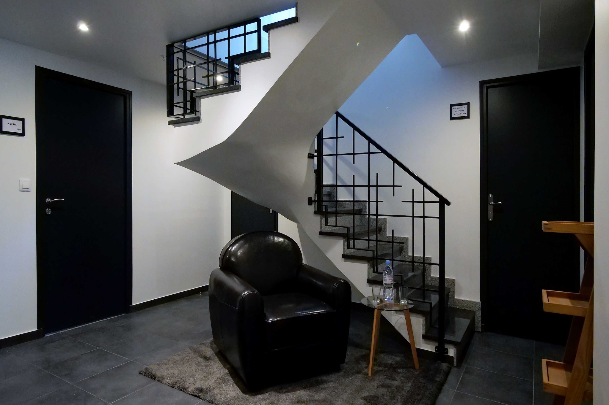 Cosy apartment in the center of the city of Orly, Ideal for family stays, as a couple or for business trips.

Many public transport are located near the property:

- RER C, located at 4 minutes by walk
- Bus 183, located at 2minutes by walks
- Orly Airport, located at 10 minutes by walk
- Marché de Rungis, located at 10 minutes by walk