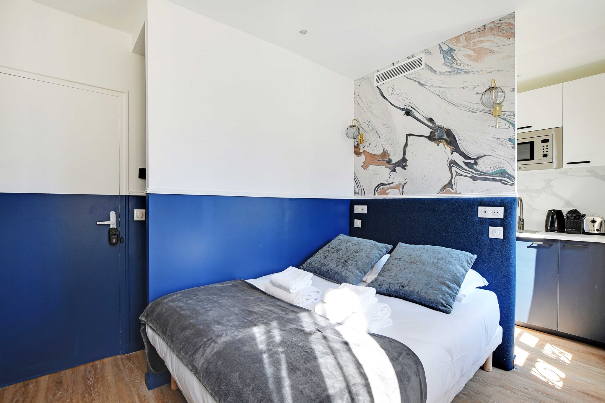 Welcome to our residence in the 18th arrondissement of Paris, close to Sacré-Cœur and Montmartre, a 15-minute walk away! Our apartments and studios are all air-conditioned and equipped with all amenities. They're the perfect option for a convenient, comfortable stay. Just 3 minutes from the metro and close to all amenities.