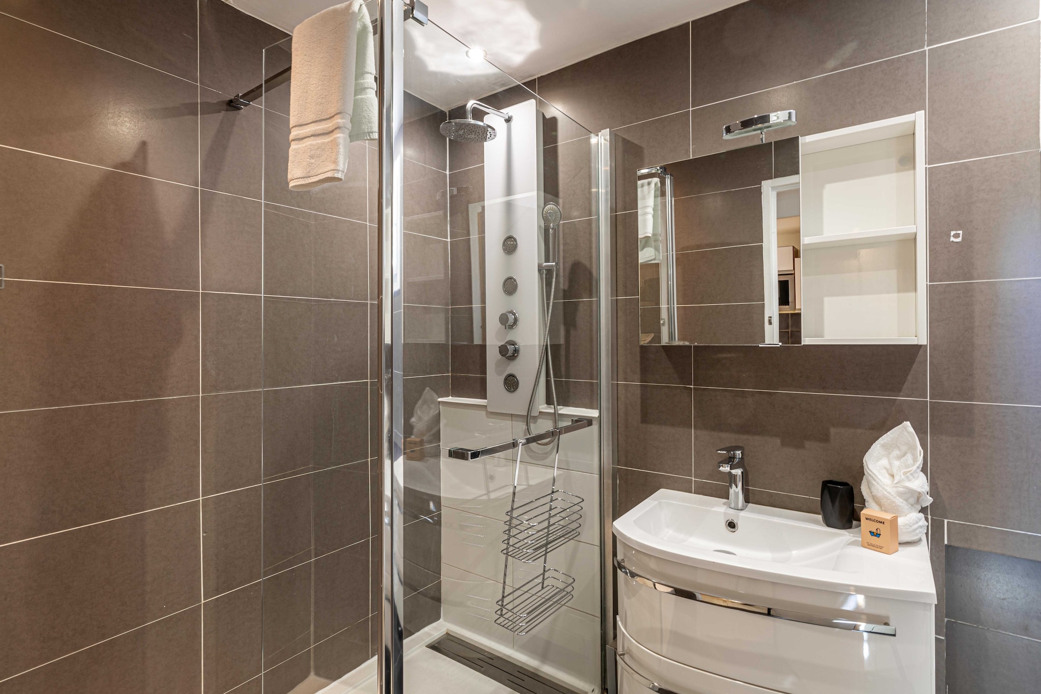 This elegant apartment is superbly positioned in the heart of Cannes, located behind the famous Martinez.
- By plane: Nice airport is 30 minutes from Cannes.
- Private chauffeur from Nice airport: booking on request
- By car: Public parking 100 m away
- By train: the station is a short walk away.
This 66 square meter apartment, located on the ground floor of a building with elevator, is a haven of peace in the heart of the city. It offers spacious, comfortable living space, ideal for a relaxing stay.
Here's a detailed description of its features and amenities:
- A large, bright and welcoming living room where you can relax and spend time with family or friends. It is equipped with a TV, a sofa bed and also includes a dining area.
- A fully equipped open kitchen: The kitchen is well equipped with a microwave oven, hob, coffee machine, toaster and dishwasher. You'll have everything you need to prepare delicious, convenient meals.
- A comfortable bedroom with a double bed, a spacious sleeping area and a superb dressing room.
- A second bedroom, also with a double bed.
- A south-facing balcony, offering pleasant views and a perfect place to soak up the sun.
- A shower room with washbasin and separate toilet.
- Storage space,
- Bed linen and towels are provided.
- High-speed Internet connection (WiFi)
This apartment is ideal for travelers looking for a spacious, well-equipped and comfortable space. Whether you're on a business trip, vacationing with family or friends, this space offers everything you need for a pleasant stay in the heart of the city.