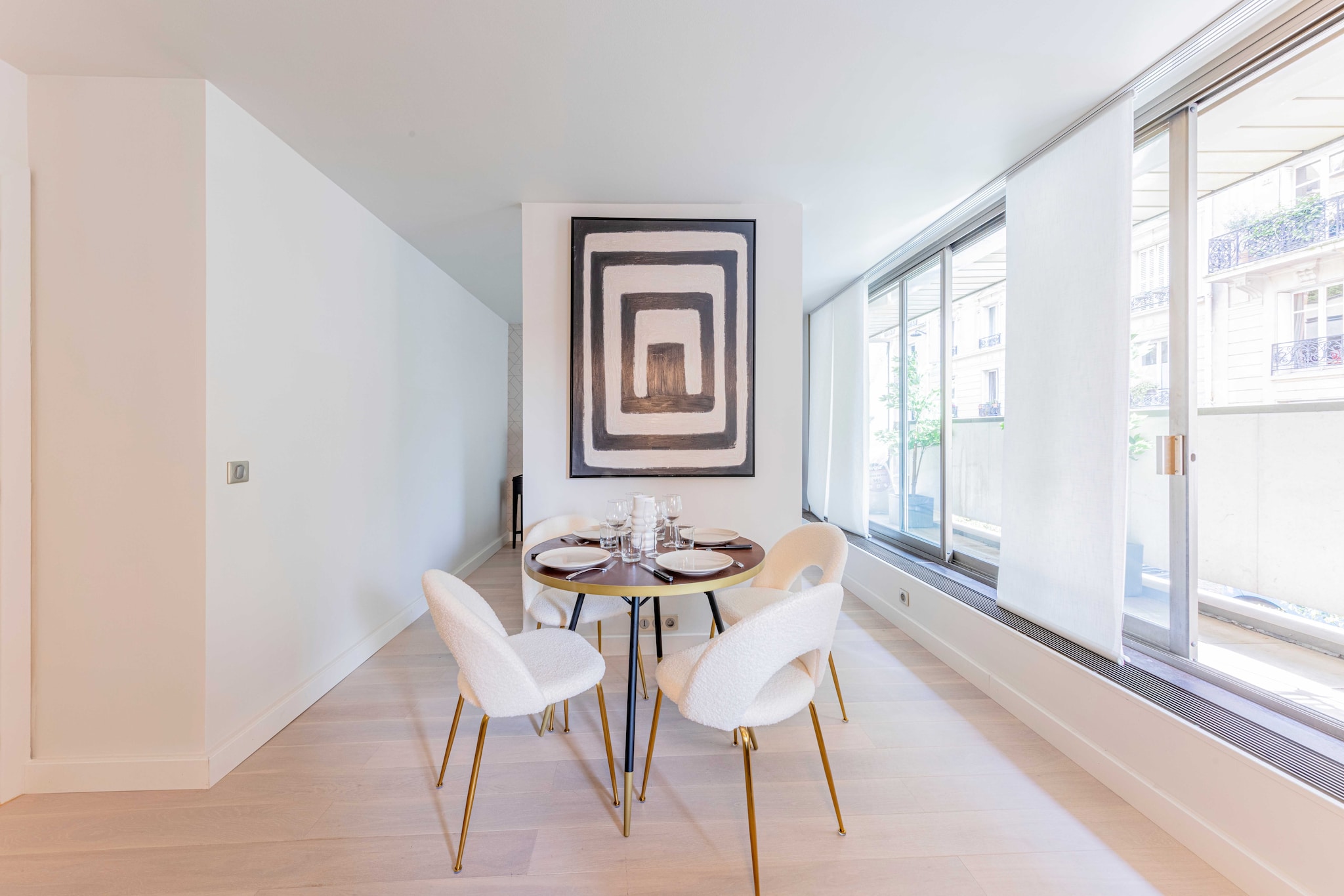 Checkmyguest offers you this charming 48m2 apartment, nestled in one of the capital's most sought-after neighborhoods. Recently renovated with modern furnishings, it's ideally located in the sought-after Chaillot district, just steps from the iconic Eiffel Tower. Offering a comfortable bedroom and a host of amenities, this accommodation represents a true Parisian gem. 
