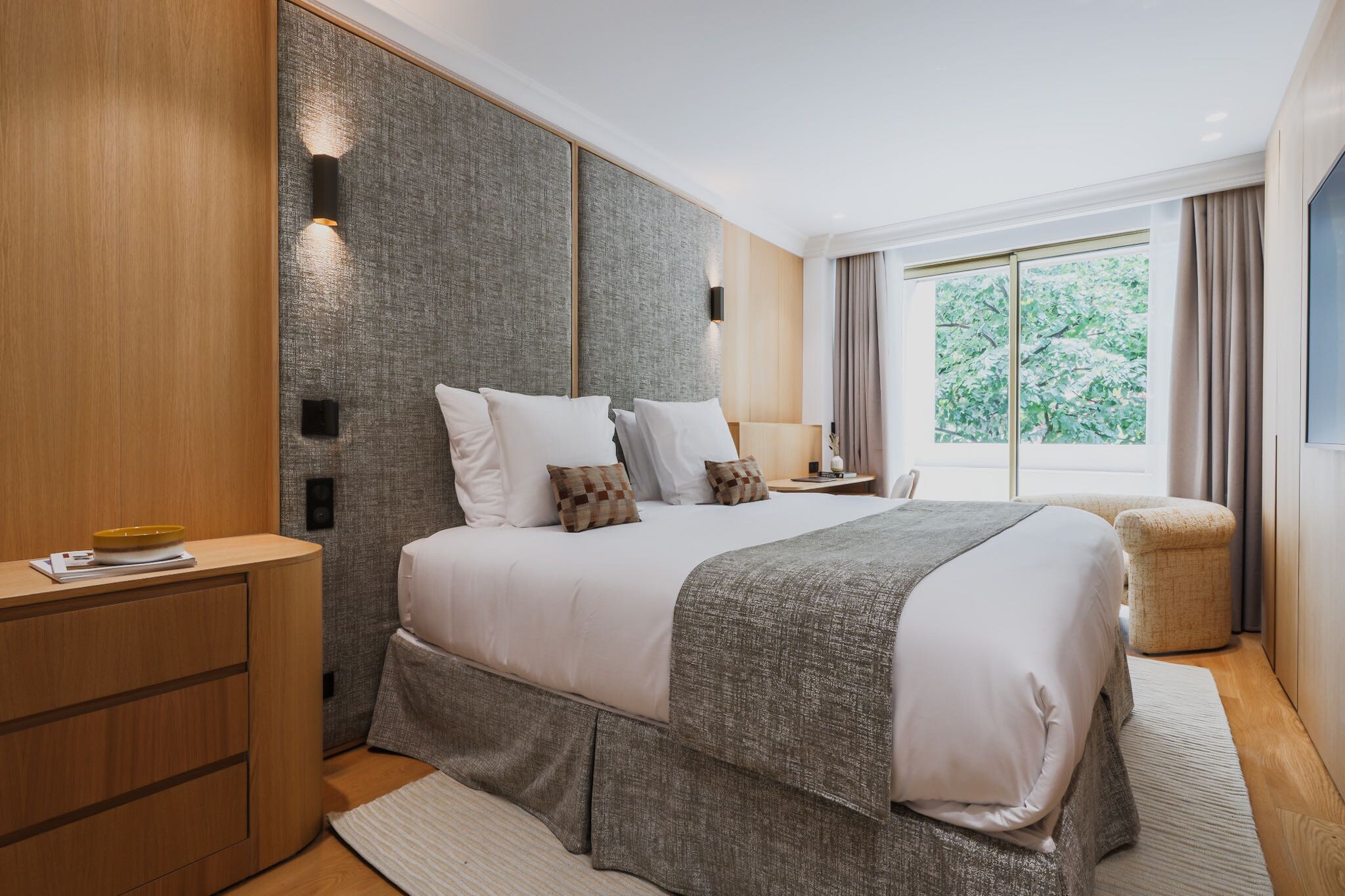 Checkmyguest offers you a real hidden gem in the heart of the 16th arrondissement of Paris with this majestic 70m2 flat, designed to accommodate up to 6 people. Just a stone's throw from the famous Avenue Foch and the Arc de Triomphe, you'll be ideally placed to discover the unmissable wonders of the French capital !
