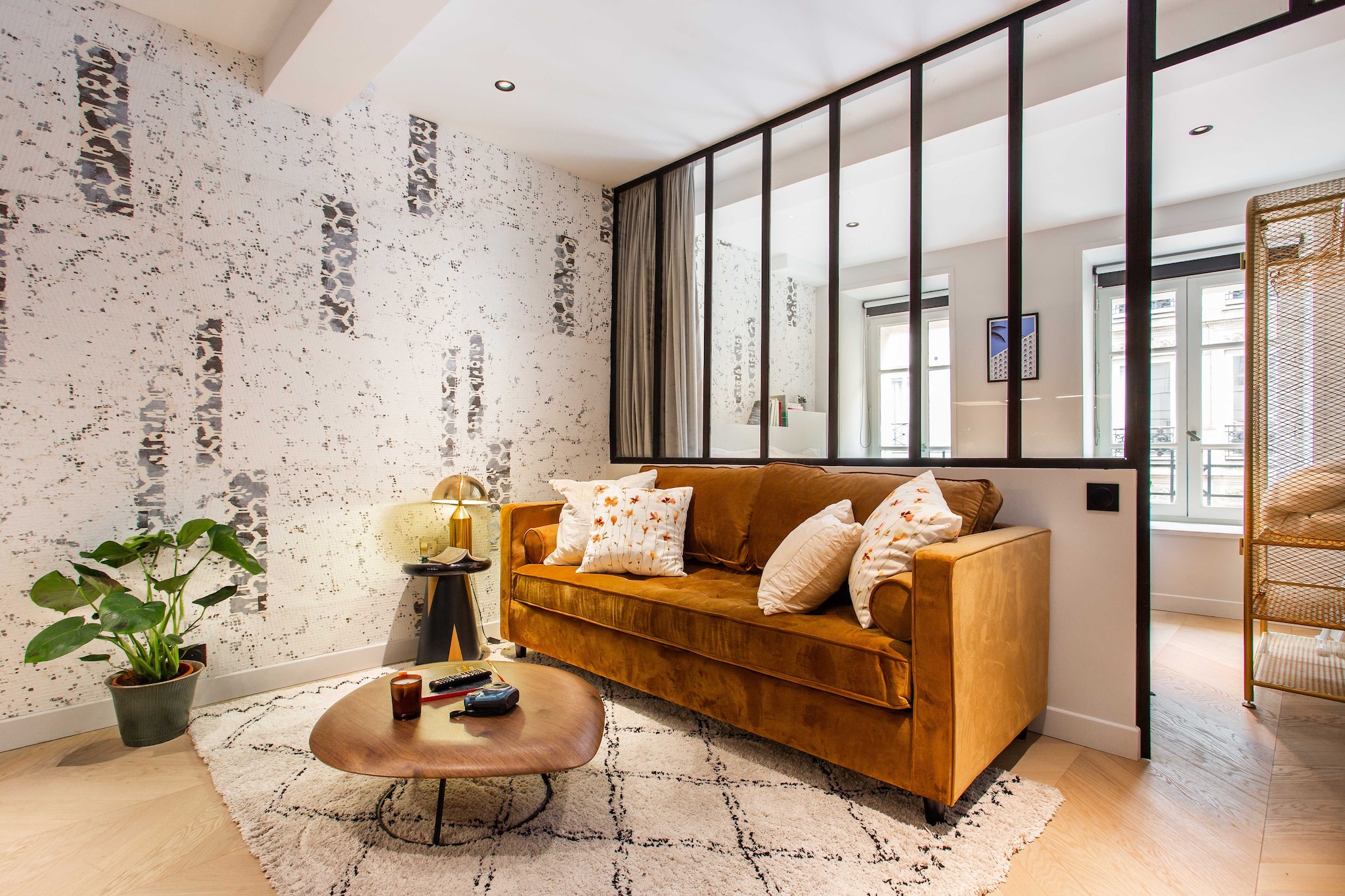 Checkmyguest offers you this cozy 23mÂ² apartment, ideally located in the trendy Sentier district, Paris 2nd. You'll love the bright, beautiful bedroom, perfect for relaxing after a busy day. Take advantage of its proximity to the MusÃ©e des Arts et MÃ©tiers and Place de la RÃ©publique to discover the capital's cultural and historical treasures.