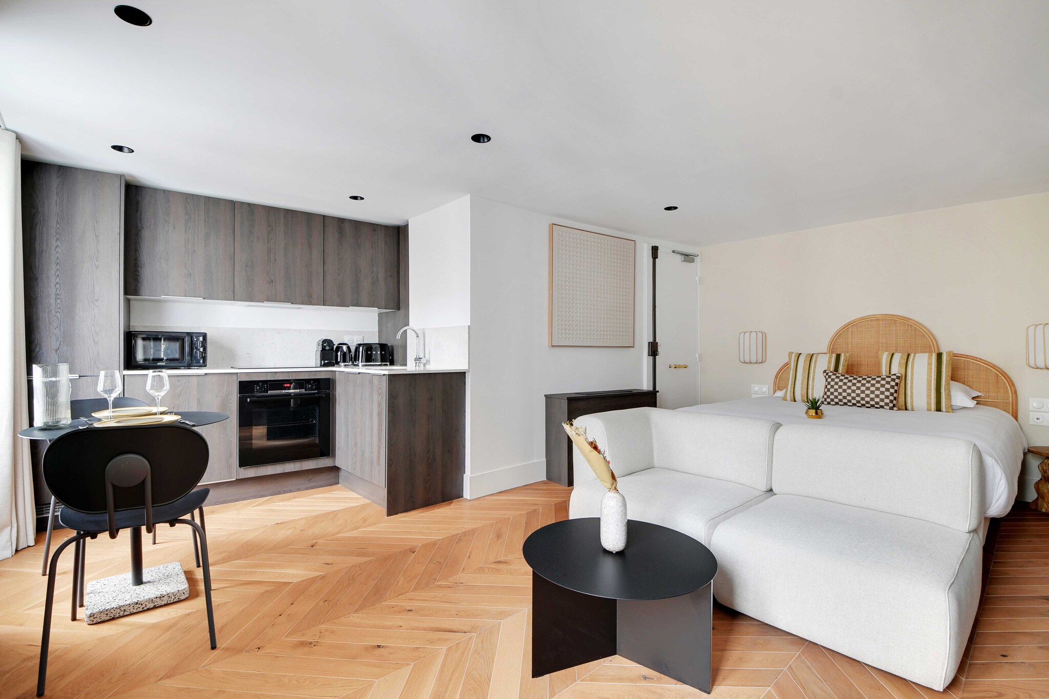 Checkmyguest invites you to this magnificent 32 m² studio apartment, nestling in the heart of Paris's 8th arrondissement, in the chic Madeleine district. With its well-appointed living space, this apartment is sure to make your stay a memorable one. It's a golden opportunity to discover the treasures nearby, including the Madeleine church and the Palais de l'Élysée.
