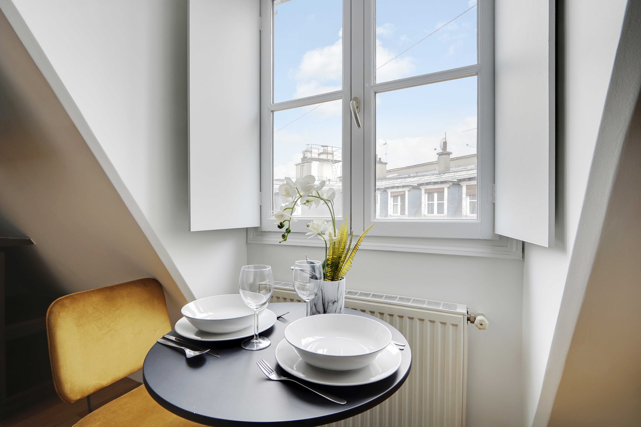 Checkmyguest offers you an exceptional 20 mÂ² studio on the sixth floor located in the heart of the prestigious Chaillot district, in Paris. This charming, stylish living space is ideally designed to offer modern comfort and a refined ambiance. Located in the immediate vicinity of the iconic Arc de Triomphe, this studio allows you to live an authentic Parisian experience.