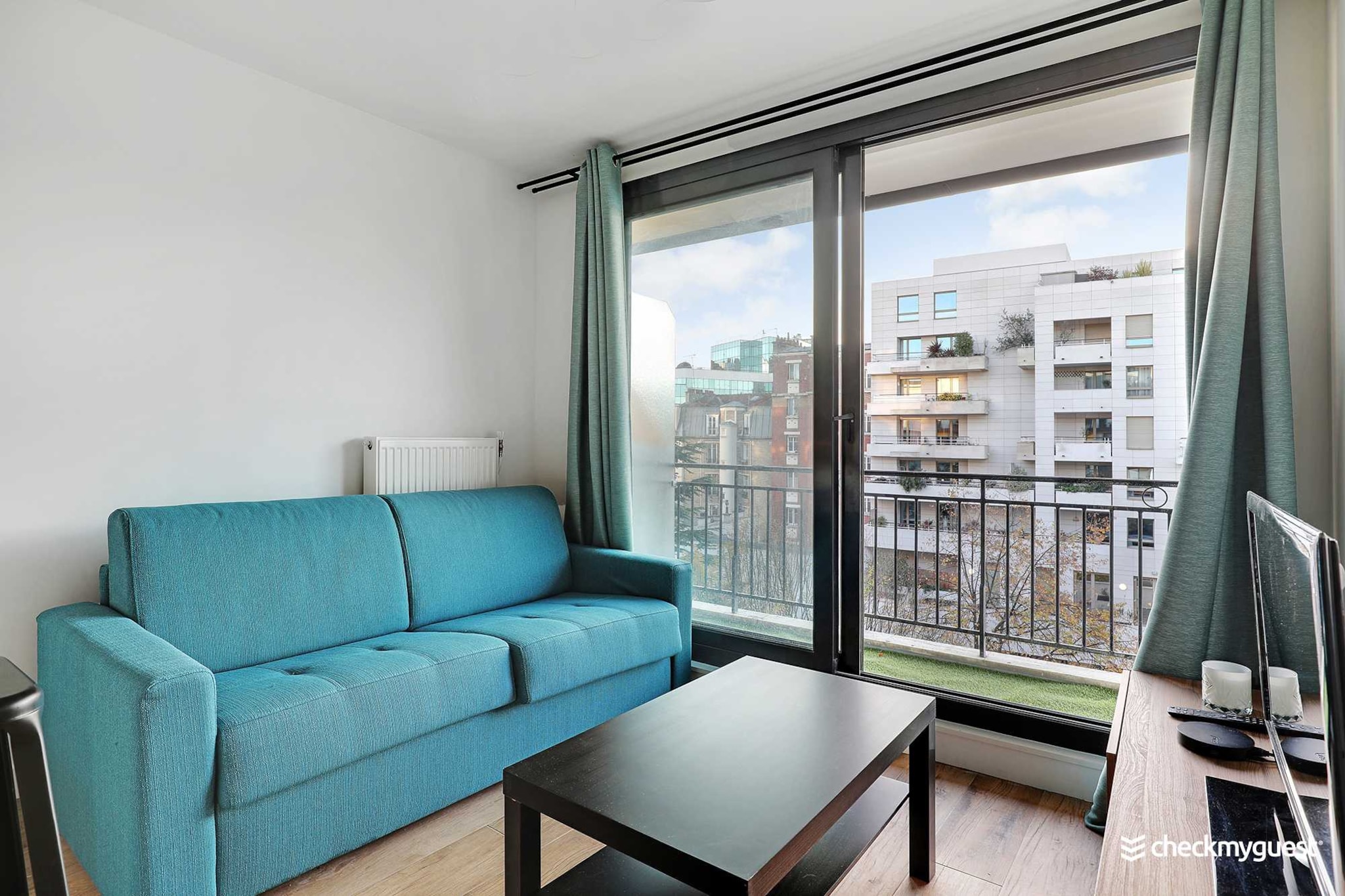 Checkmyguest offers you a pleasant 35m² apartment, perfectly located on the 4th floor of a building in downtown Levallois-Perret. This bright, modern space features a comfortable bedroom. It can accommodate up to 4 people, making it ideal for a stay with family or friends.

The location of the apartment will allow you to move quickly and easily across the capital via many possibilities for public transportation: 

- Metro: Pont de Levallois Becon (line 3), 6 minutes by walk
- RER: line L Clichy-Levallois, 15 minutes by walk
- BUS (Day and night)
- Several Taxi companies available: G7 taxis (the most used) - call 3607.