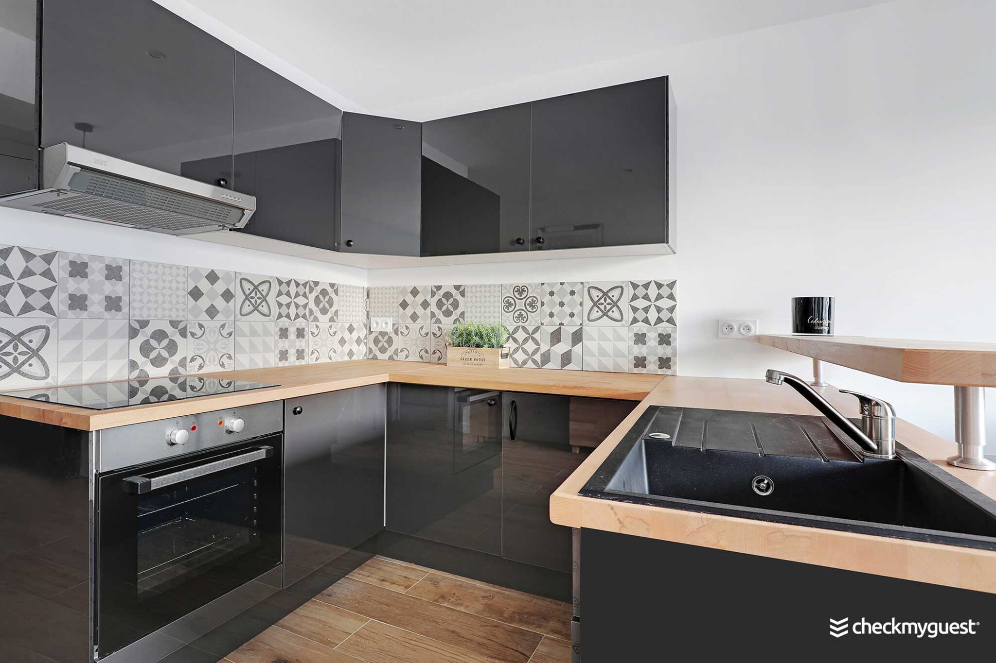 On the 4th floor: (Living room(Desk, single sofa bed, TV), Kitchen(stove, electric kettle, toaster, microwave, dishwasher, fridge, dishes and cutlery), bedroom(double bed), bathroom(shower, toilet, hairdryer, Towels/Sheets (Incl.), shampoo))\n\nHot Water, Internet Access DSL, Wardrobe, First Aid, Play area, Breakfast room, washing machine, heating, iron, Essentials, Dedicated workspace, Cooking basics, Carbon monoxide detector, Cleaning Disinfection, Downtown, Enhanced cleaning practices, High touch surfaces disinfected, Long term stays allowed, Room-darkening shades, Town