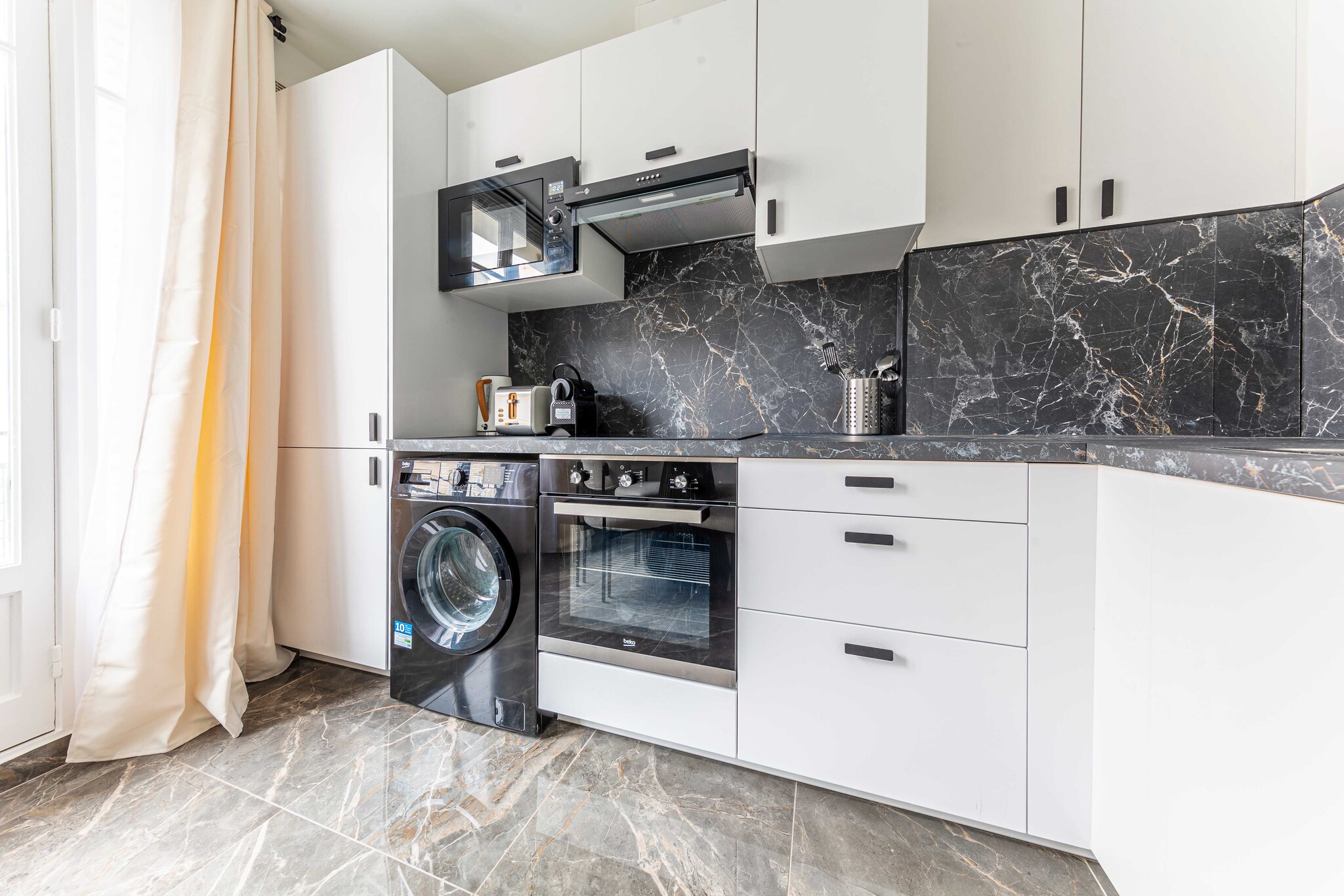 Checkmyguest offers you a cosy 50 m² apartment with a bedroom ideal for relaxing, located in the lively Montmartre district, in the 18th arrondissement of Paris. Well-equipped for memorable stays, it's close to the famous Basilique du Sacré-Cœur de Montmartre, a historic monument dedicated to perpetual Adoration since 1885.