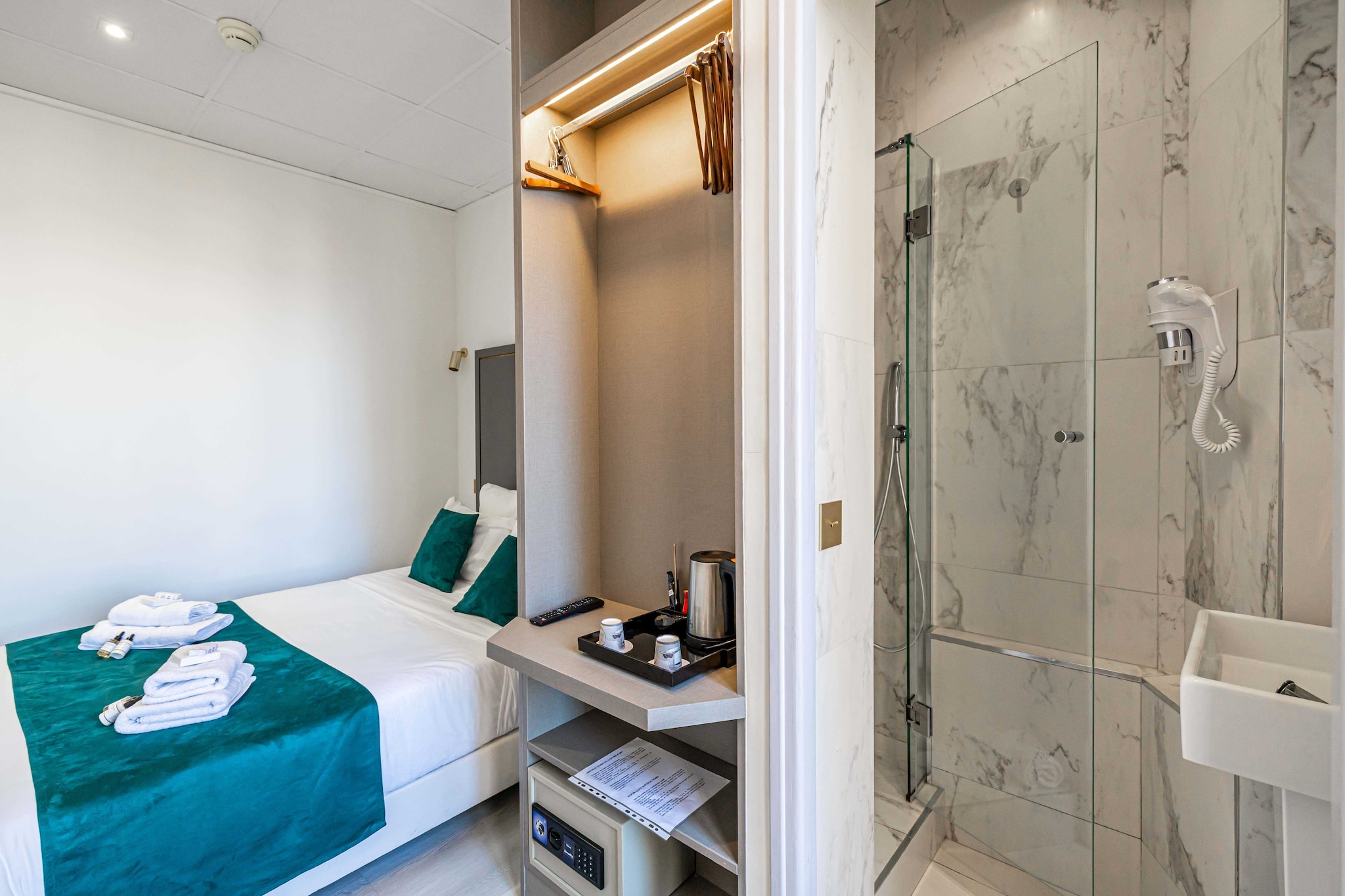 Discover the charm of Cannes from this comfortable studio apartment, ideally located a stone's throw from the Vieux Port and the Croisette, perfect for exploring the city and relaxing after a busy day! Enjoy the cosy bedroom with balcony and modern facilities including a TV, air conditioning and en suite bathroom.