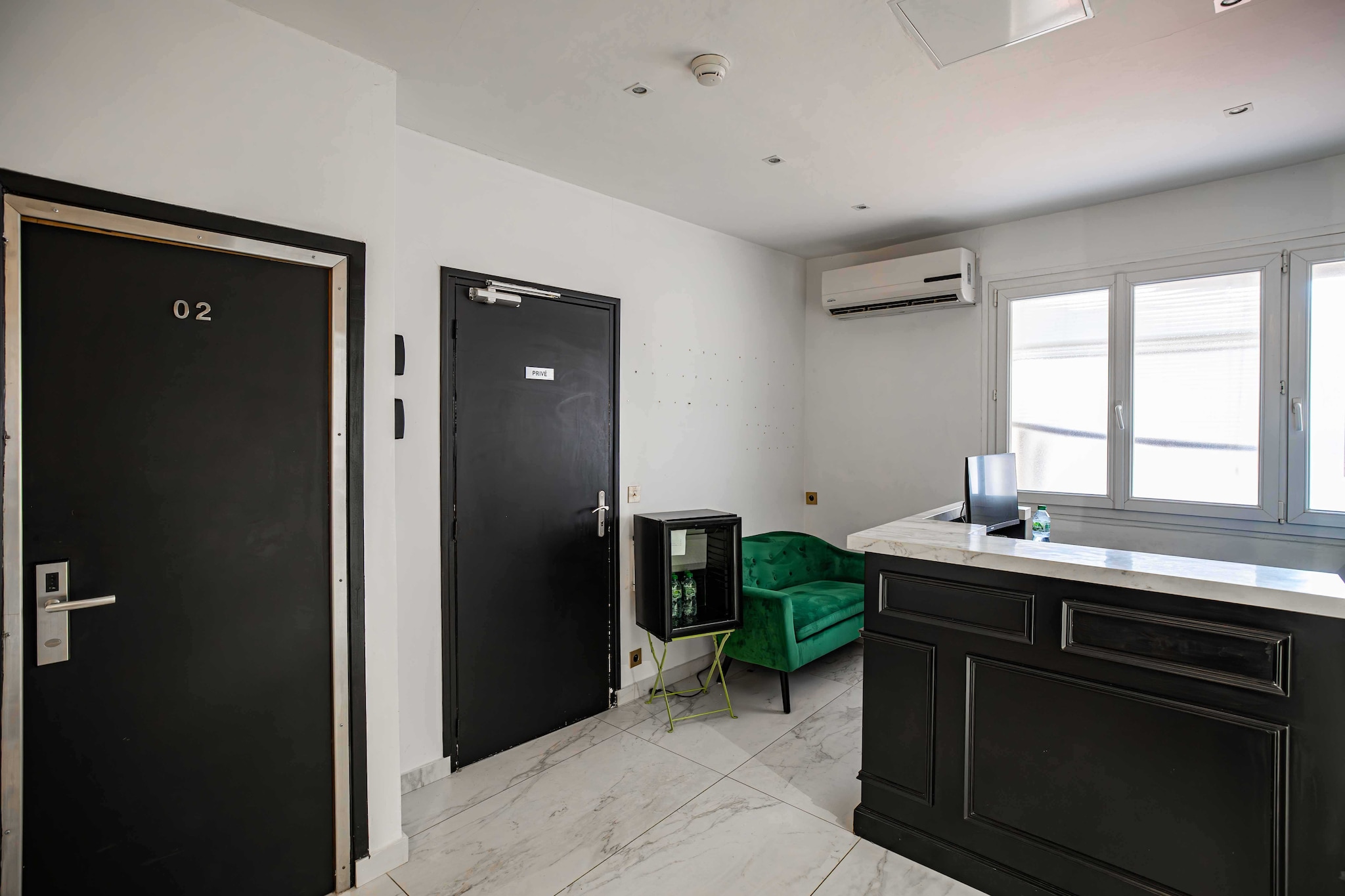 On the 2nd floor: (bedroom(double bed), bathroom(shower, toilet))\n\nBed Linen, Hot Water, Internet Access DSL, Wardrobe, First Aid, Play area, TV, electric kettle, coffee machine, cot, heating, air conditioning, hairdryer, Towels/Sheets (Incl.), shampoo, Essentials, Carbon monoxide detector, Cleaning Disinfection, Downtown, Enhanced cleaning practices, High touch surfaces disinfected, Long term stays allowed, Near Ocean, Town, Village