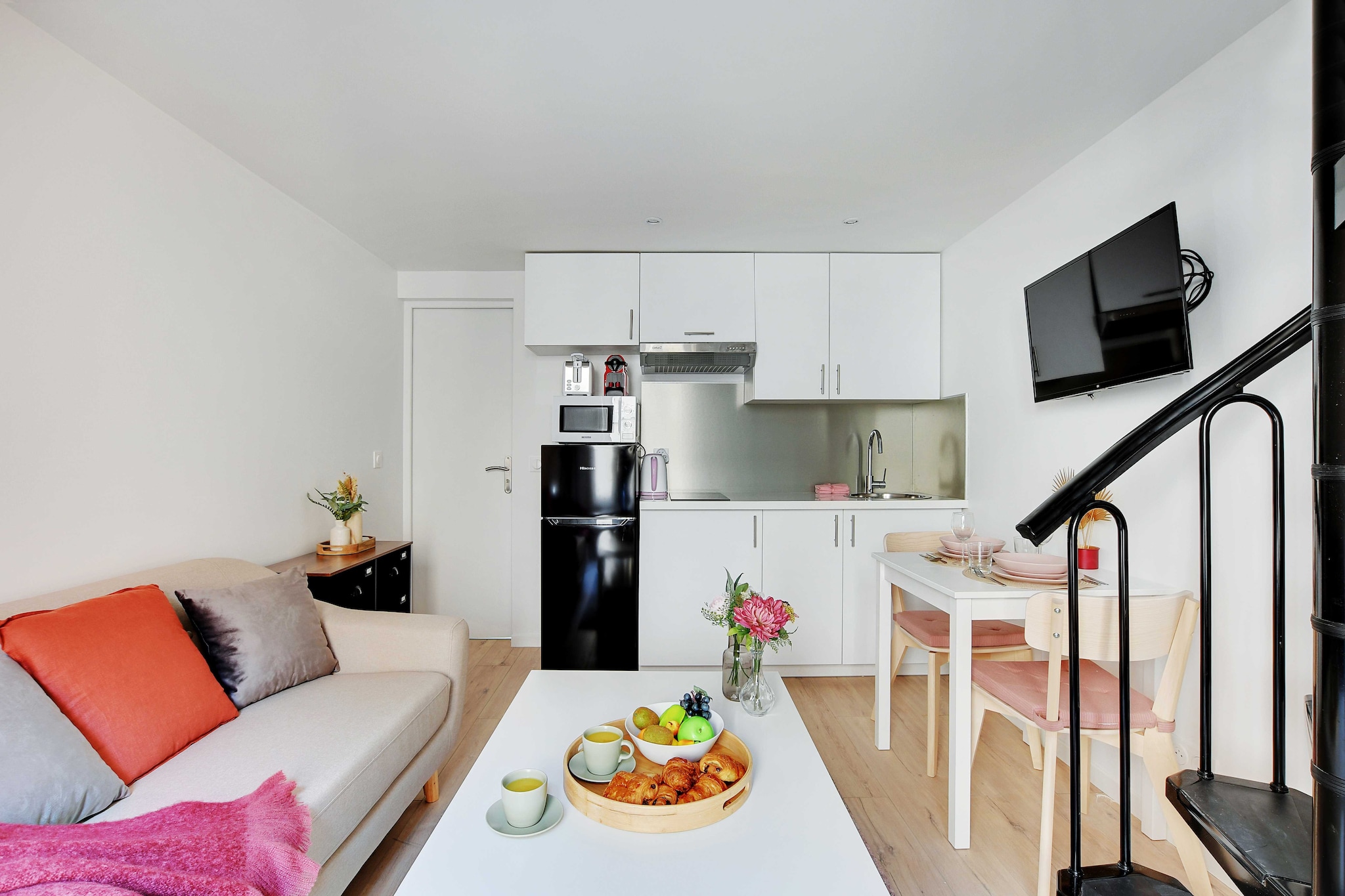 Checkmyguest offers you an elegant 23 m² one-bedroom apartment in the town of Le Kremlin-Bicêtre. 
This well-equipped address promises an unforgettable experience, with nearby Parc Philippe Pinel, a peaceful haven offering hiking trails and relaxation areas.

The geographical location of the apartment will allow you to move around the capital very easily via these many public transport options : 

- Metro: Le Kremlin-Bicêtre, line 7, only a 4-minute walk away
- Numerous day & night bus routes 
- Vélib station
- Several cab companies available: Les cabs G7 (the most popular): call 36 07.