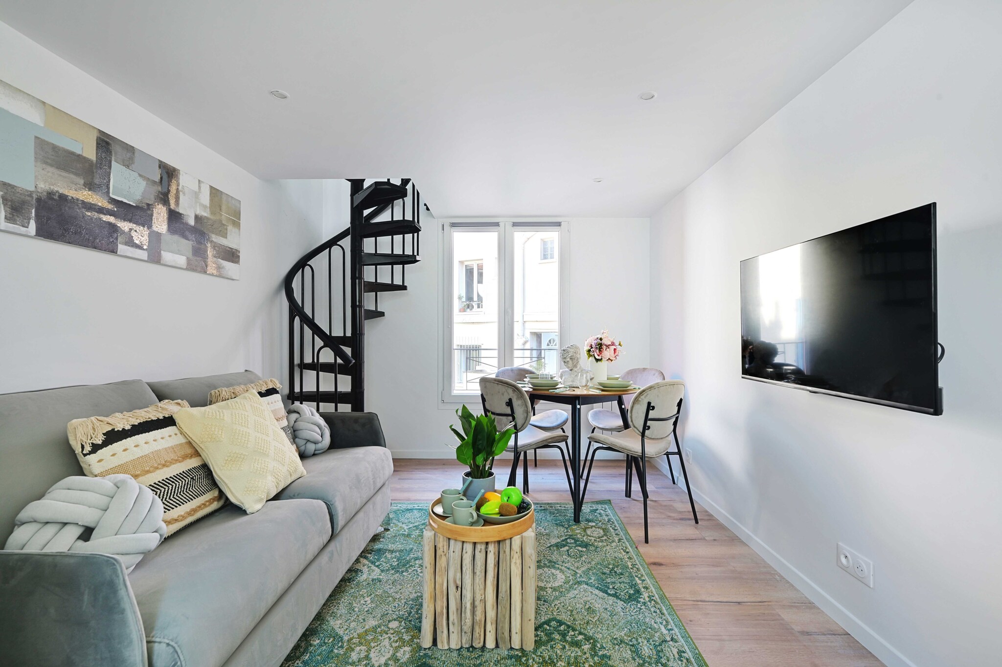 Checkmyguest offers you a charming 25 m² studio apartment in the town of Le Kremlin-Bicêtre. Ideal for a memorable stay, it's located near Parc Philippe Pinel, a haven of peace and greenery perfect for relaxing and strolling.
The geographical location of the apartment will allow you to move around the capital very easily via these many public transport options :
- Metro: Le Kremlin-Bicêtre, line 7, only a 4-minute walk away
- Numerous day & night bus routes
- Vélib station
- Several cab companies available: Les cabs G7 (the most popular): call 36 07.