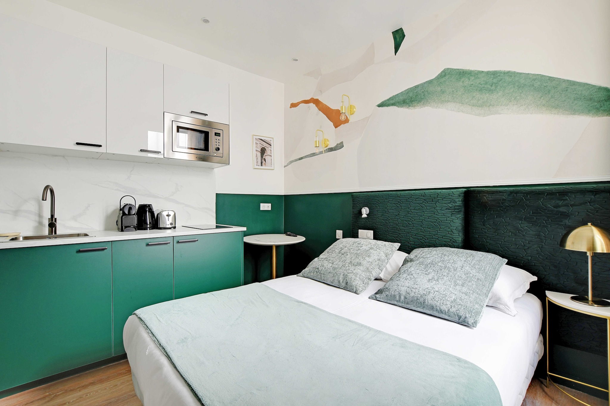 Welcome to our residence in the 18th arrondissement of Paris, close to Sacré-Cœur and Montmartre, a 15-minute walk away! Our apartments and studios are all air-conditioned and equipped with all amenities. They're the perfect option for a convenient, comfortable stay. Just 3 minutes from the metro and close to all amenities.