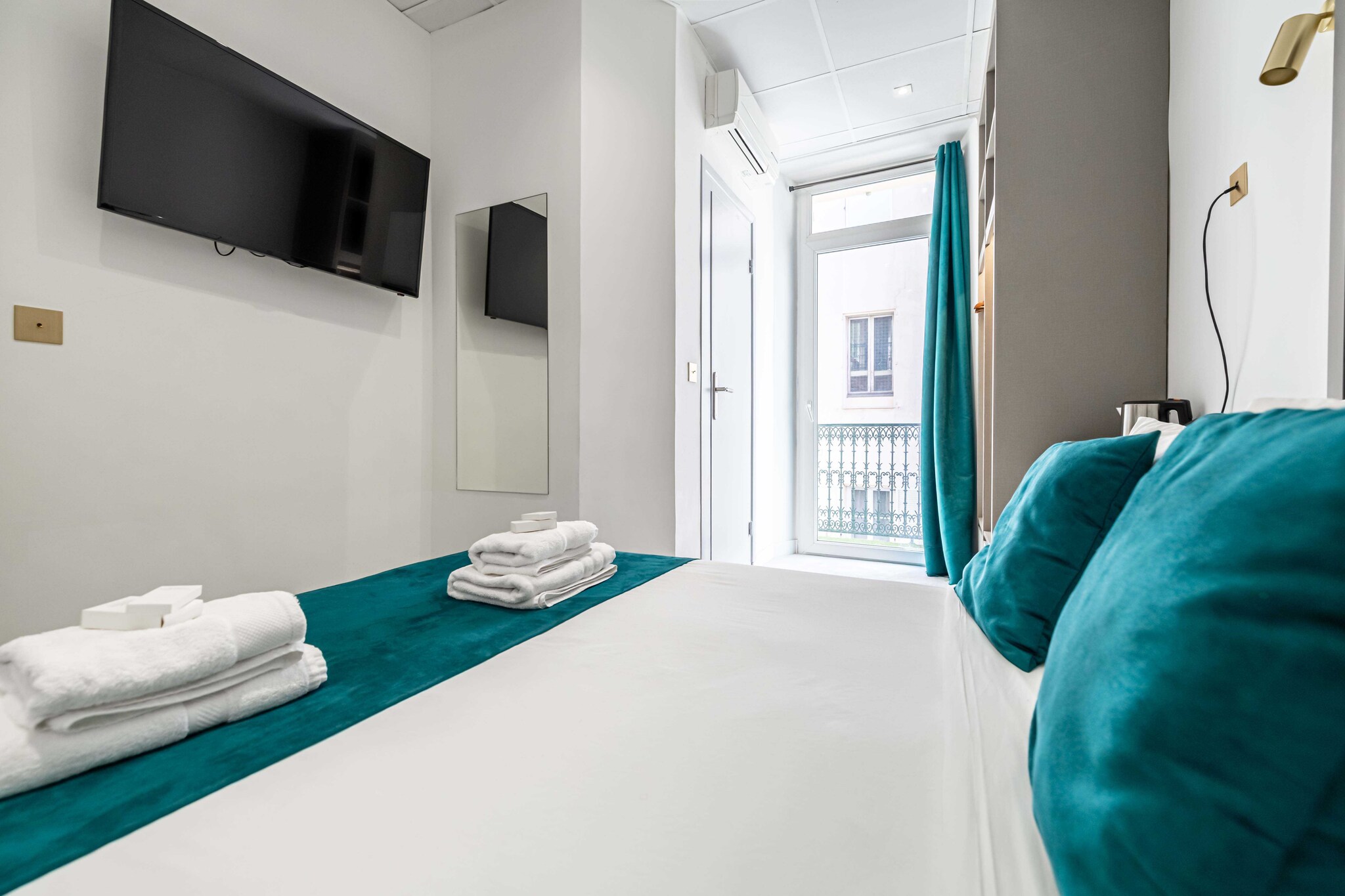 Discover the charm of Cannes from this comfortable studio, ideally located just a stone's throw from the Vieux Port and the Croisette, perfect for exploring the city and relaxing after a busy day!

- By plane: Nice airport is 30 minutes from Cannes
- Private chauffeur from Nice airport: booking on request
- By car: Public car park a few minutes' walk away
- By train: the station is a 5-minute walk away
During your stay in Cannes, you'll have the chance to explore some wonderful nearby destinations, each offering a unique and memorable experience.	
 Antibes and its cape:Just a few kilometres from Cannes, the charming town of Antibes welcomes you. Explore its rich historical heritage, including the Picasso Museum housed in a superb chÃ¢teau. Stroll through the cobbled streets of old Antibes, where the Provencal market will awaken your senses with its scents and flavours. But be sure to venture out to Cap d'Antibes, where coastal paths offer breathtaking views of the Mediterranean. 
The Trayas and its red rocks: To the west of Cannes lies the natural paradise of the Trayas, a striking contrast to urban life. Explore mountain and forest landscapes that blend harmoniously with the Mediterranean coastline. Hiking enthusiasts will be delighted by the paths leading to the iconic red rocks, offering breathtaking panoramic views of the sea.Grasse and its perfume: Not far from Cannes is the town of Grasse, world-famous as the capital of perfume. You'll have the chance to visit renowned perfume factories such as Fragonard, Galimard and Molinard, where you'll discover the art of perfumery and even have the opportunity to create your own fragrance. Stroll through the medieval streets of Grasse, steeped in history and intoxicating scents.