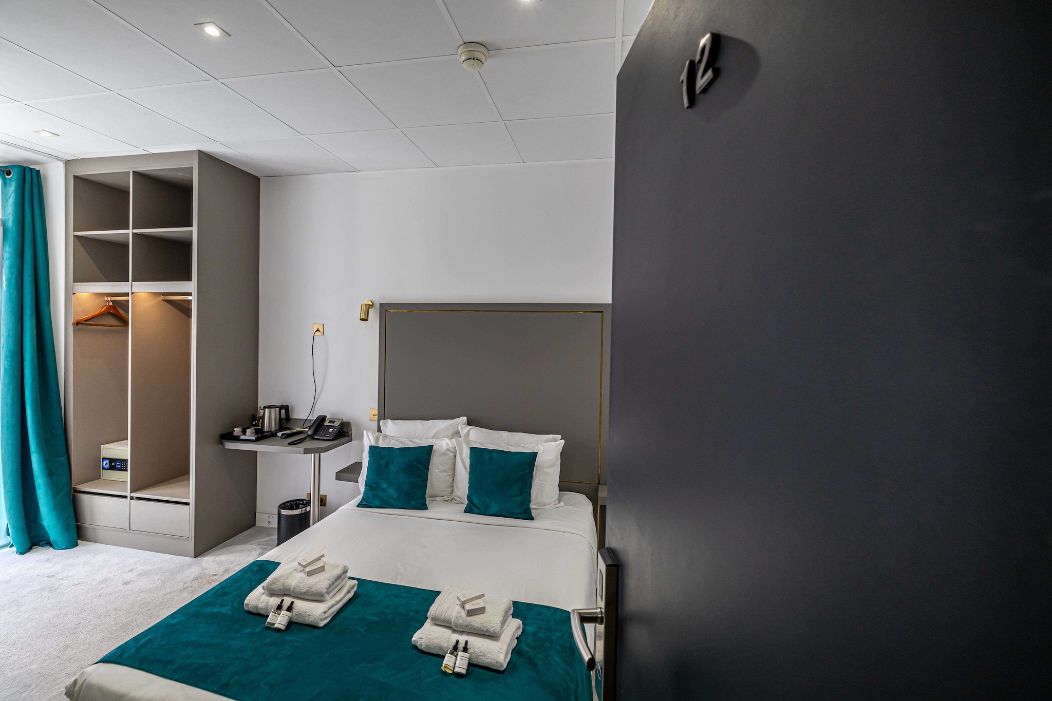 On the 1st floor: (bedroom(double bed), bathroom(shower, toilet))\n\nBed Linen, Hot Water, Internet Access DSL, Wardrobe, First Aid, Beach, Play area, TV, electric kettle, coffee machine, cot, balcony or terrace, heating, air conditioning, hairdryer, Towels/Sheets (Incl.), shampoo, Essentials, Carbon monoxide detector, Cleaning Disinfection, Downtown, Enhanced cleaning practices, High touch surfaces disinfected, Long term stays allowed, Near Ocean, Town, Village