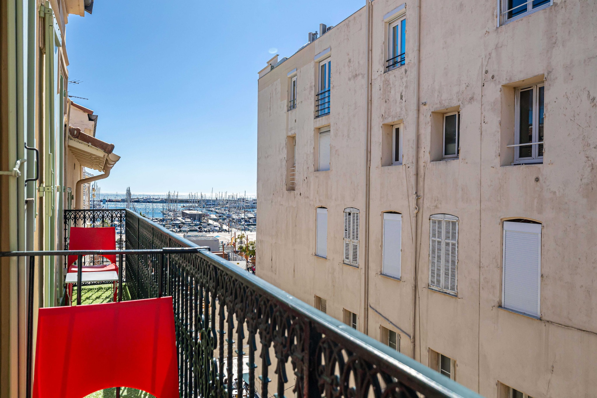 Escape to comfort in this retreat ideally located in Cannes. Enjoy a cosy room with a double bed, as well as modern amenities including a TV, air conditioning, and a private en suite bathroom. Ideal for relaxing and exploring in the heart of the city.

- By plane: Nice airport is 30 minutes from Cannes
- Private chauffeur from Nice airport: booking on request
- By car: Public car park a few minutes' walk away
- By train: the station is a 5-minute walk away
During your stay in Cannes, you'll have the chance to explore some wonderful nearby destinations, each offering a unique and memorable experience.	
 Antibes and its cape:Just a few kilometres from Cannes, the charming town of Antibes welcomes you. Explore its rich historical heritage, including the Picasso Museum housed in a superb chÃ¢teau. Stroll through the cobbled streets of old Antibes, where the Provencal market will awaken your senses with its scents and flavours. But be sure to venture out to Cap d'Antibes, where coastal paths offer breathtaking views of the Mediterranean. 
The Trayas and its red rocks: To the west of Cannes lies the natural paradise of the Trayas, a striking contrast to urban life. Explore mountain and forest landscapes that blend harmoniously with the Mediterranean coastline. Hiking enthusiasts will be delighted by the paths leading to the iconic red rocks, offering breathtaking panoramic views of the sea.Grasse and its perfume: Not far from Cannes is the town of Grasse, world-famous as the capital of perfume. You'll have the chance to visit renowned perfume factories such as Fragonard, Galimard and Molinard, where you'll discover the art of perfumery and even have the opportunity to create your own fragrance. Stroll through the medieval streets of Grasse, steeped in history and intoxicating scents.