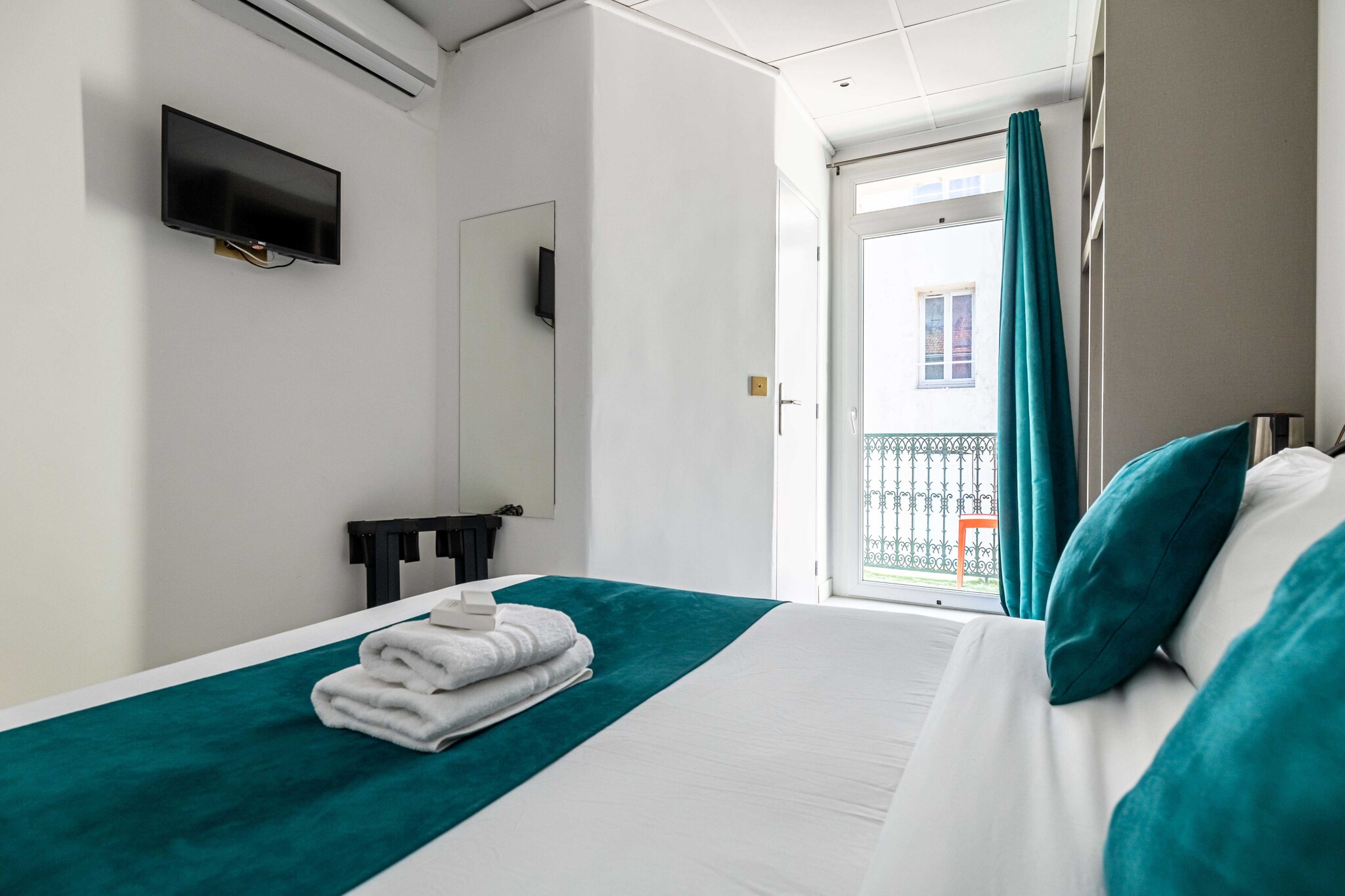Hotel Avaton - Deluxe bedroom with private Balcony