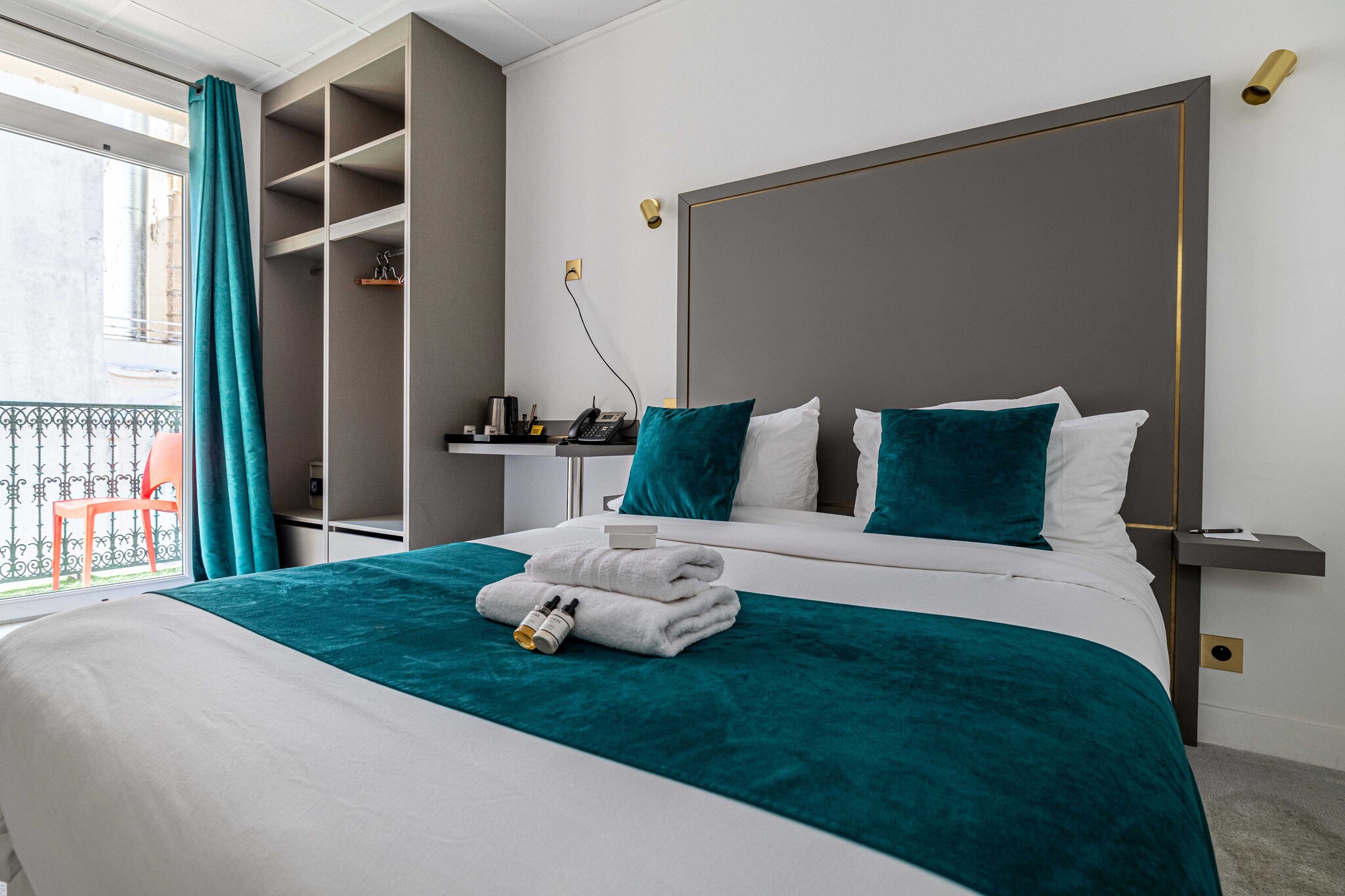 Hotel Avaton - Deluxe bedroom with private Balcony