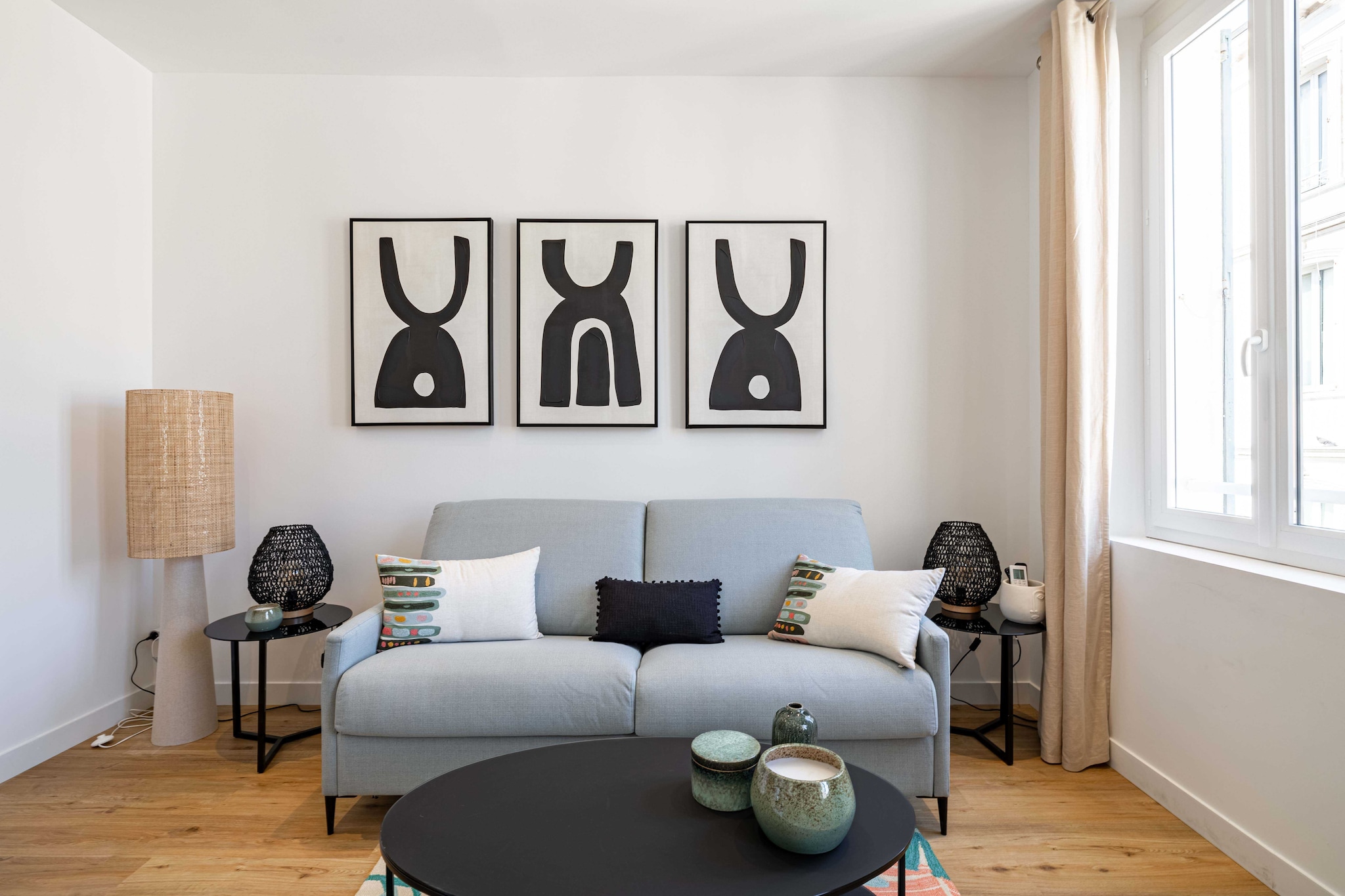 Renovated flat in the centre of Cannes. Idyllic location 100 m from the beach, close to the port and the Palais des Festivals.

The flat's location means you can get around quickly and easily:

BY PLANE: Nice-CÃ´te d'Azur airport (30km)
BY PLANE: Cannes-Mandelieu airport
BY TRAIN: Cannes SNCF station (5 minutes)
BY CAR: A8 motorway
BY CAR: Autoroute Nationale 85

1 bus stop near the flat for getting around town
Cannes, une destination ensoleillÃ©e nichÃ©e sur la CÃ´te d'Azur, est cÃ©lÃ¨bre pour son glamour, ses plages magnifiques et sa scÃ¨ne gastronomique raffinÃ©e. Lors de votre sÃ©jour dans notre Ã©lÃ©gant appartement Ã  Cannes, nous vous invitons Ã  explorer la ville non seulement pour son charme cÃ´tier, mais aussi pour ses restaurants exceptionnels. Parmi eux, trois Ã©tablissements mÃ©ritent particuliÃ¨rement votre attention : 

-La MÃ´me : restaurant emblÃ©matique de la CÃ´te d'Azur, offrant une expÃ©rience gastronomique mÃ©diterranÃ©enne authentique
-New York, New York : restaurant qui vous invite Ã  explorer le monde des saveurs internationales sur la cÃ©lÃ¨bre Croisette, offrant une expÃ©rience culinaire inoubliable -Tredici: restaurant italien charmant, situÃ© au cÅ“ur de la vieille ville de Cannes, qui vous transporte en Italie avec ses pizzas artisanales, ses pÃ¢tes fraÃ®ches et son ambiance conviviale.
Tous ces restaurants sont facilement accessibles depuis notre appartement Ã  Cannes, offrant une variÃ©tÃ© de cuisines pour tous les goÃ»ts et prÃ©fÃ©rences.