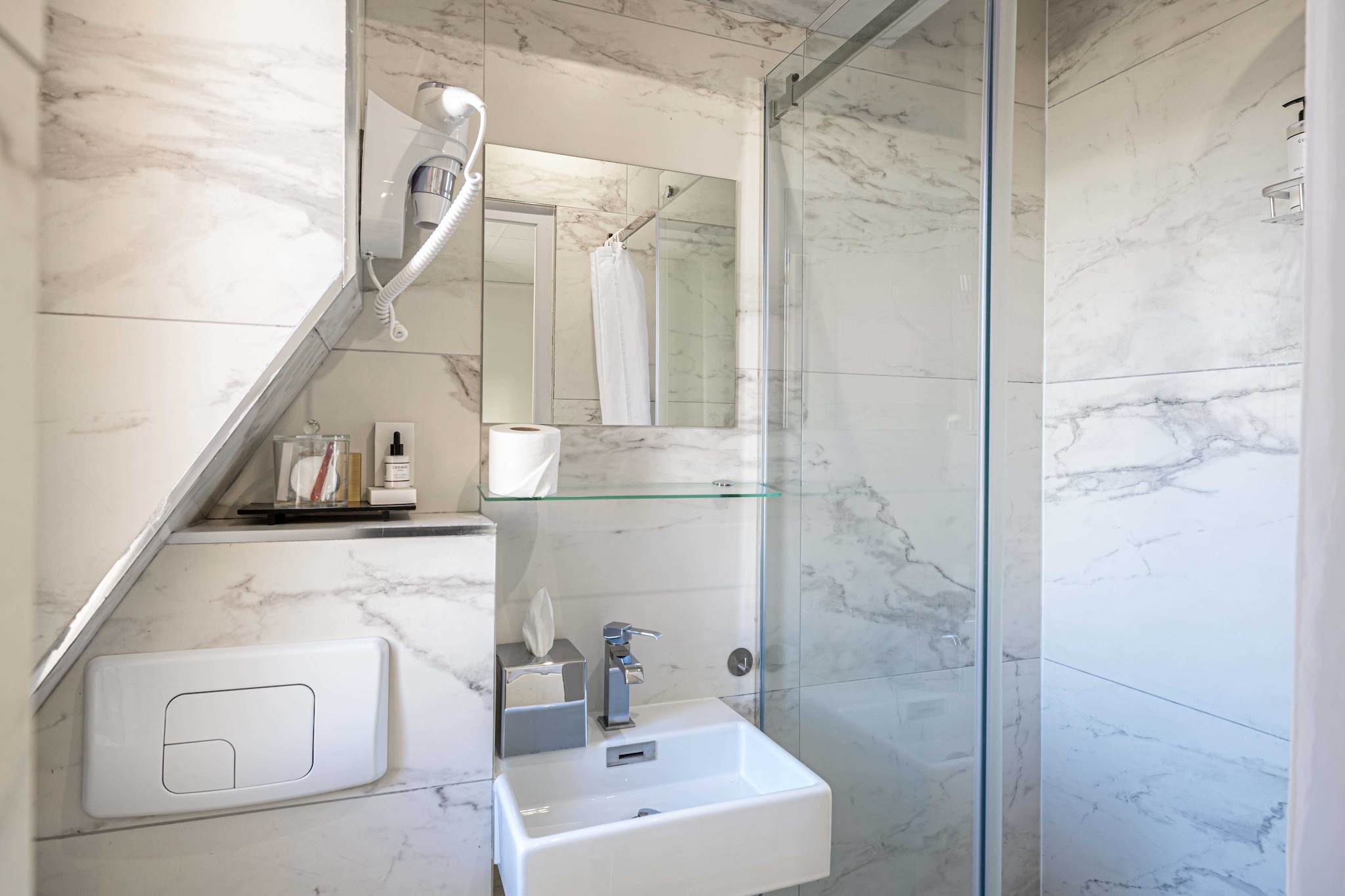 On the 2nd floor: (Kitchen(electric kettle, coffee machine), Living/bed room(single bed, TV, air conditioning), bathroom(toilet, hairdryer, shampoo))\n\nBed Linen, Hot Water, Internet Access DSL, Wardrobe, First Aid, Play area, cot, heating, Towels/Sheets (Incl.), Essentials, Carbon monoxide detector, Cleaning Disinfection, Downtown, Enhanced cleaning practices, High touch surfaces disinfected, Near Ocean