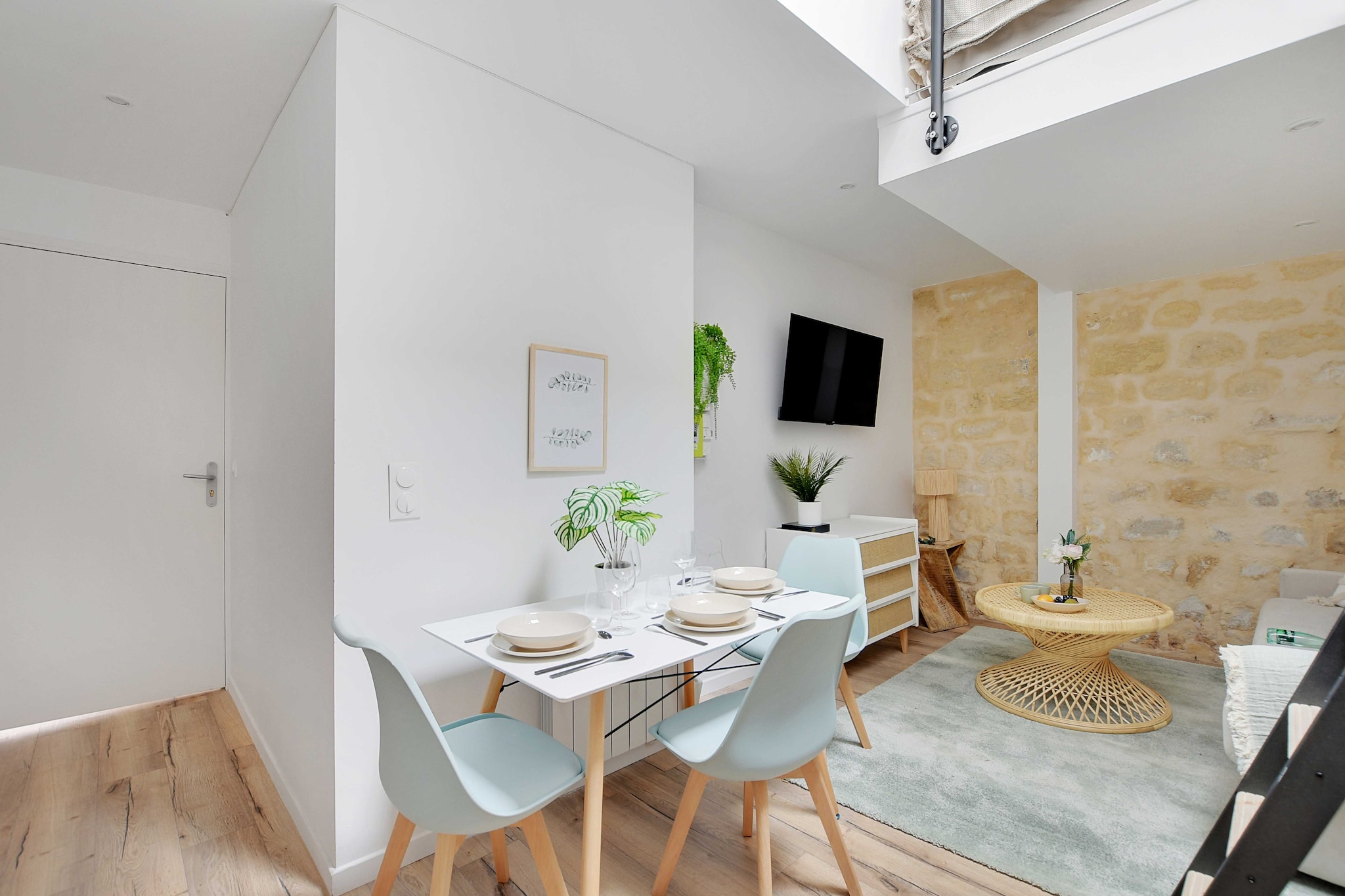 Checkmyguest offers this charming 28 m2 flat, located in the town of Kremlin-Bicêtre. Perfect for a stay not far from Paris 13, this accommodation includes a cosy bedroom and various amenities, making it a real gem close to Porte d'Italie. Benefit from its privileged location just a few steps from the metro, ideal for simplifying your commute.
