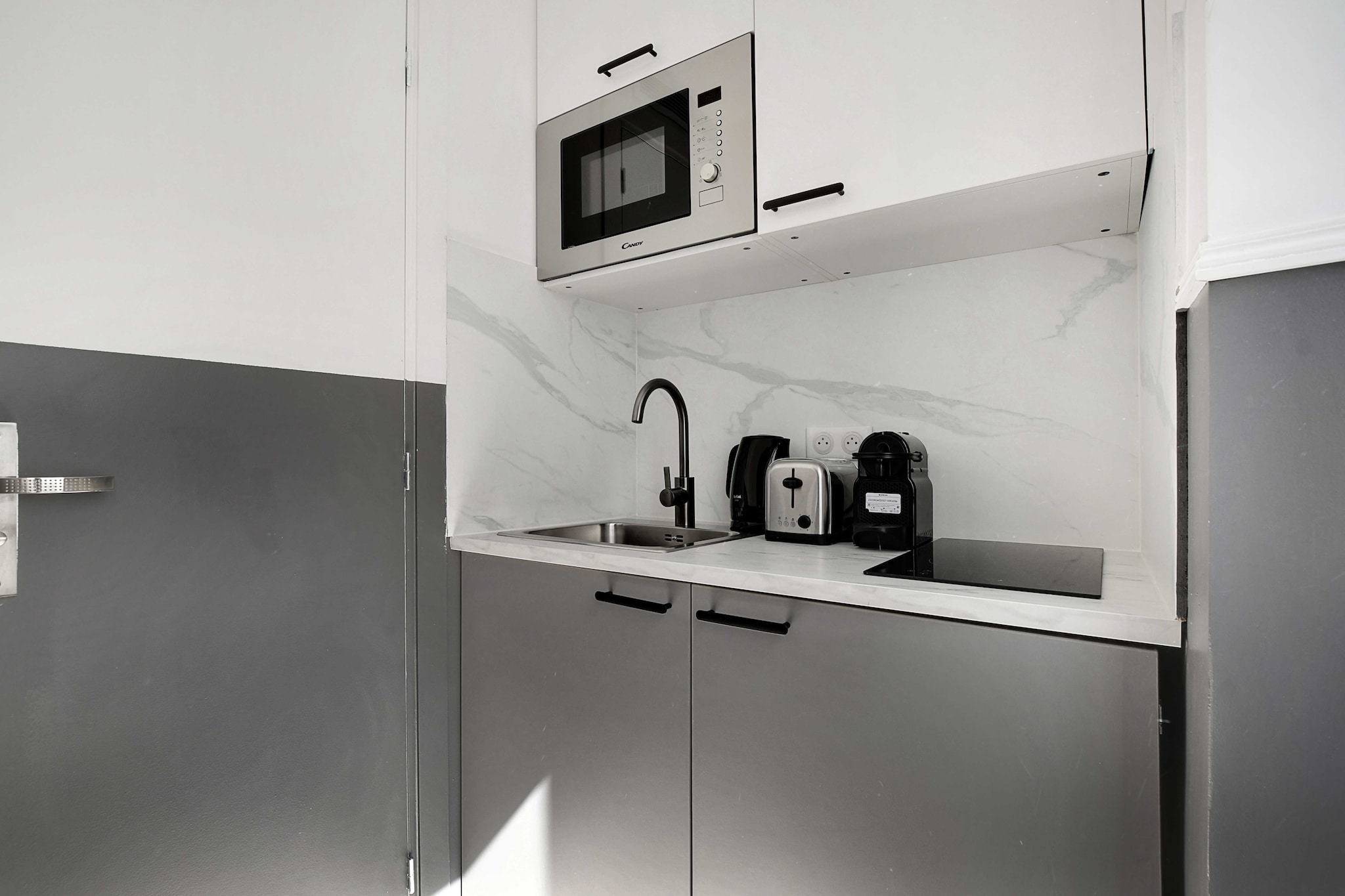 Welcome to our residence in the 18th arrondissement of Paris, close to Sacré-Cœur and Montmartre, a 15-minute walk away! Our apartments and studios are all air-conditioned and equipped with all amenities. They're the perfect option for a convenient, comfortable stay. Just 3 minutes from the metro and close to all amenities.