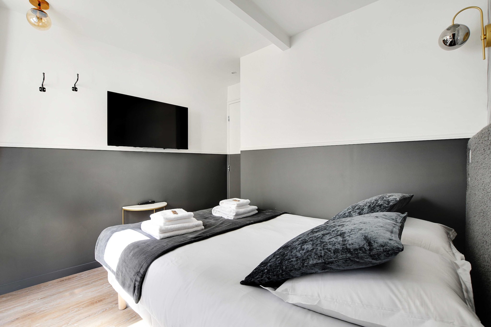 On the 1st floor: (Kitchen(hob, electric kettle, toaster, cooker, cooker, coffee machine, microwave, fridge), Living/bed room(Bed Linen, double bed, TV, air conditioning), bathroom(shower, toilet, hairdryer, shampoo))\n\nHot Water, Internet Access DSL, Wardrobe, First Aid, Play area, heating, iron, Towels/Sheets (Incl.), Essentials, dishes and cutlery, Dedicated workspace, Cooking basics, Carbon monoxide detector, Cleaning Disinfection, Downtown, Enhanced cleaning practices, High touch surfaces disinfected, Long term stays allowed, Room-darkening shades, Town