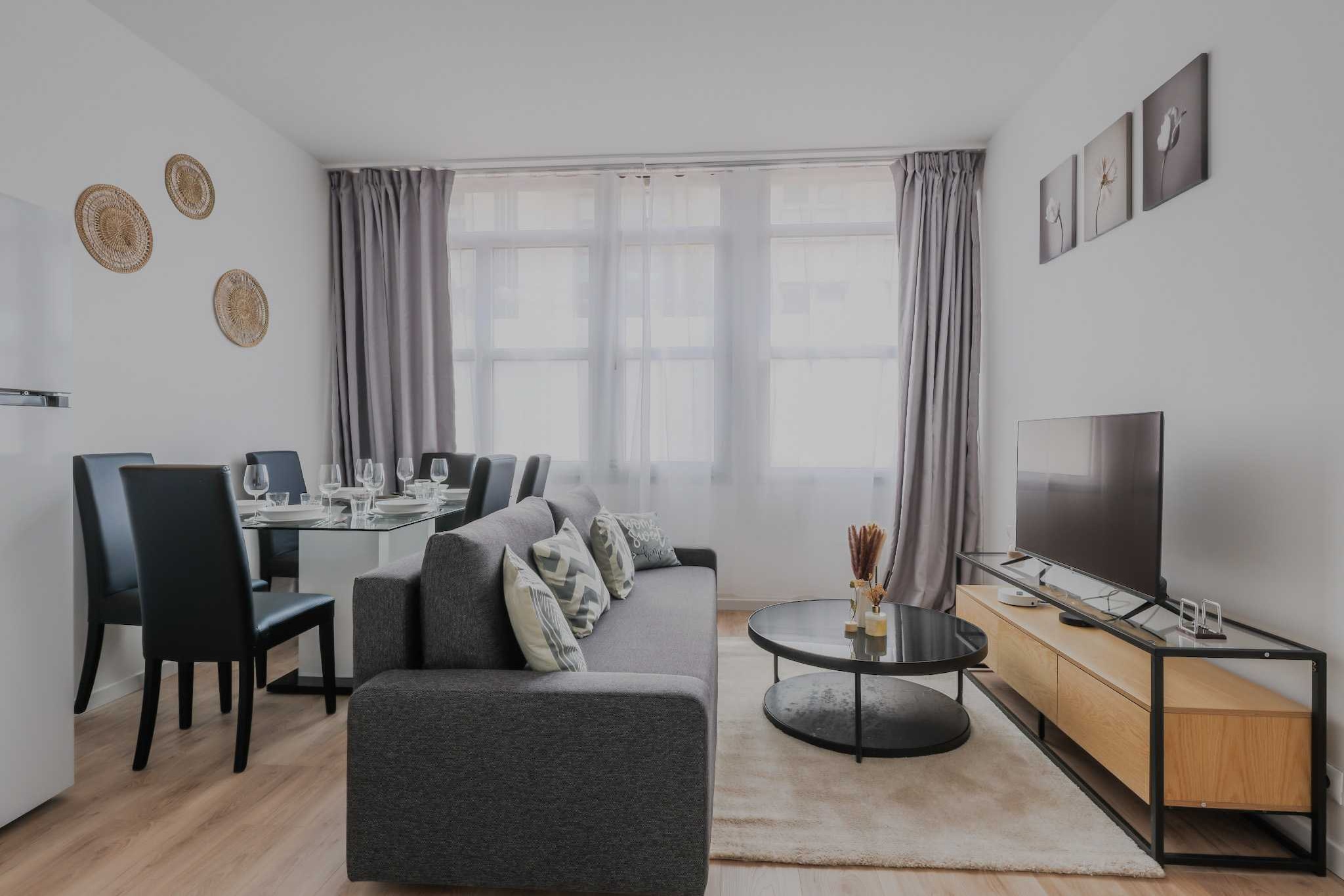 Checkmyguest offers you a modern 48m² flat in Levallois-Perret. Located on the ground floor and close to the Seine, this space offers absolute comfort. Perfect for a pleasant stay with shops and transport nearby.
The location will enable you to get around the capital quickly and easily thanks to Transit
numerous public transport options:
- Metro: Pont de Levallois Bécon (line 3 ) an 8-minute walk away.
- Bus: Collange (lines 165,274) 4 minutes' walk away.
- Vélib station
- Numerous buses
- Several cab companies available: Taxis G7 (the most popular): call 36 07.