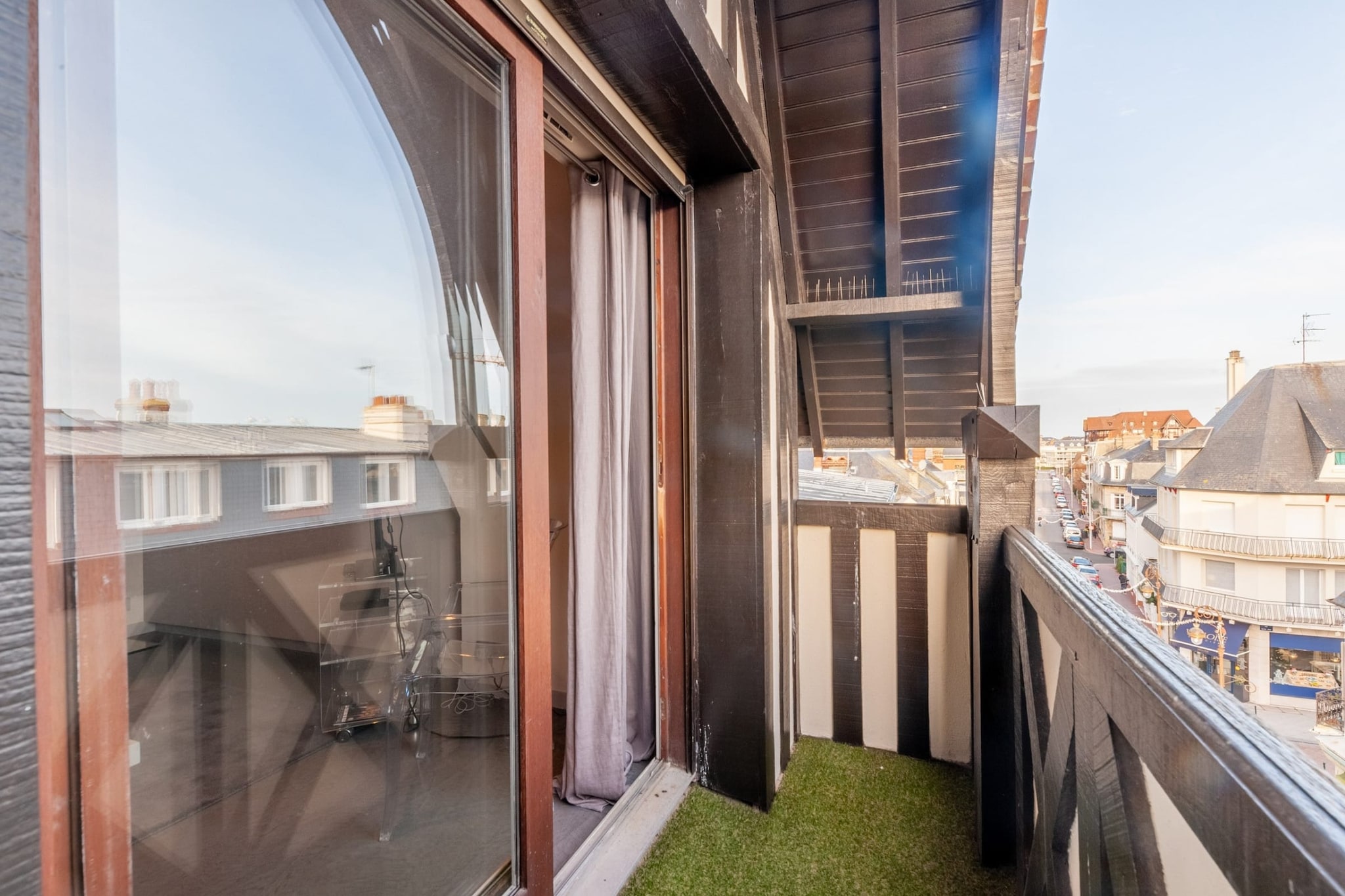Large studio that can comfortably accommodate 2 people. Ideal for spending a long weekend in Deauville, by the sea.

The location of the apartment will allow you to move quickly and easily:

BY PLANE: Deauville Saint-Gatien Airport (8 km / 15 min)
BY TRAIN: Deauville/Trouville train station (10 minutes on foot)

BY CAR: Motorway A32 (7,5 km / 10 min)
BY CAR: Motorway A13 (10 km / 12 min)

BY CAR: Paris (200 km / 2h15)
BY CAR: Caen (45 kms /40mn)
BY CAR: Le Havre (45 kms / 50mn)
Deauville and its surroundings offer a wide range of activities for all tastes. Here are three popular activities near Deauville:

Beach and Promenade des Planches: One of the main attractions in Deauville is its beautiful sandy beach. You can relax in the sun, swim in the sea, or take long walks along the famous Promenade des Planches, lined with beach cabins named after celebrities.

Deauville-La Touques Racecourse: If you're a horse racing enthusiast, don't miss the opportunity to attend a race at the Deauville-La Touques Racecourse. This prestigious racetrack hosts world-renowned equestrian events.

Casino BarriÃ¨re de Deauville: The Casino BarriÃ¨re de Deauville is a must-visit entertainment venue. You can try your luck at casino games, attend shows, or simply enjoy the lively atmosphere of the casino.

These activities are just a sample of what Deauville and its surroundings have to offer. You can also explore the town itself, visit museums, play golf, or savor delicious Norman cuisine in local restaurants. Deauville is a destination rich in entertainment for travelers.