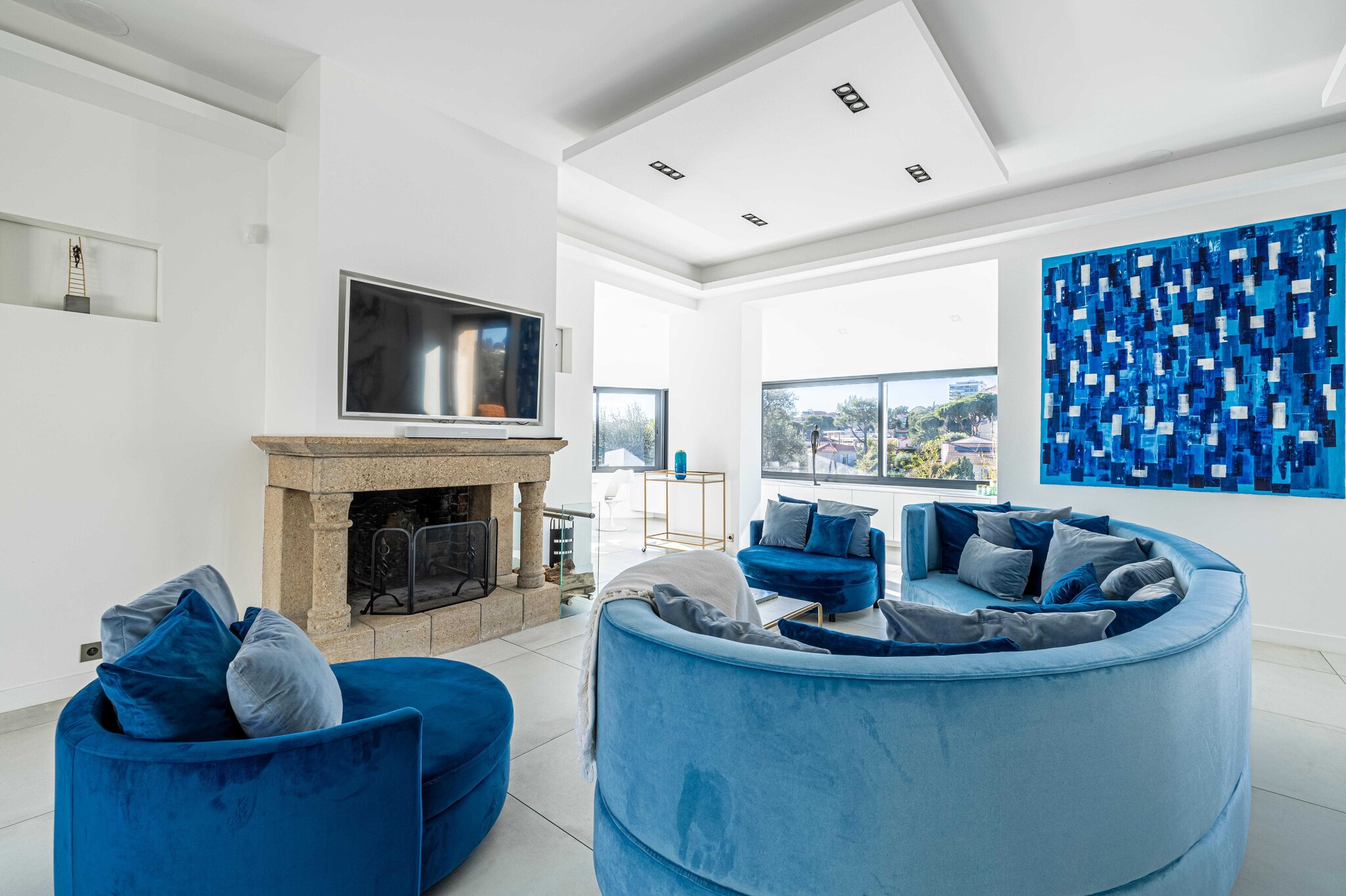 Ground floor: (TV room(TV), open kitchen(hob, electric kettle, toaster, coffee machine, oven, microwave, fridge, Food processor, dishes and cutlery, Cooking basics), Living/diningroom(TV), Bedroom with bathroom(double bed, shower, toilet), Bedroom with bathroom(double bed, shower, toilet), Bedroom with bathroom(double bed, shower, toilet), Bedroom with bathroom(double bed, shower, toilet), Bedroom with bathroom(double bed, shower, toilet), Bedroom with bathroom(double bed, shower, toilet), toilet(toilet))\n\nDesk, Hot Water, Internet Access DSL, Wardrobe, First Aid, Play area, TV, heating, iron, Towels/Sheets (Incl.), shampoo, Essentials, Carbon monoxide detector, Cleaning Disinfection, Downtown, Enhanced cleaning practices, High touch surfaces disinfected, Long term stays allowed, Town