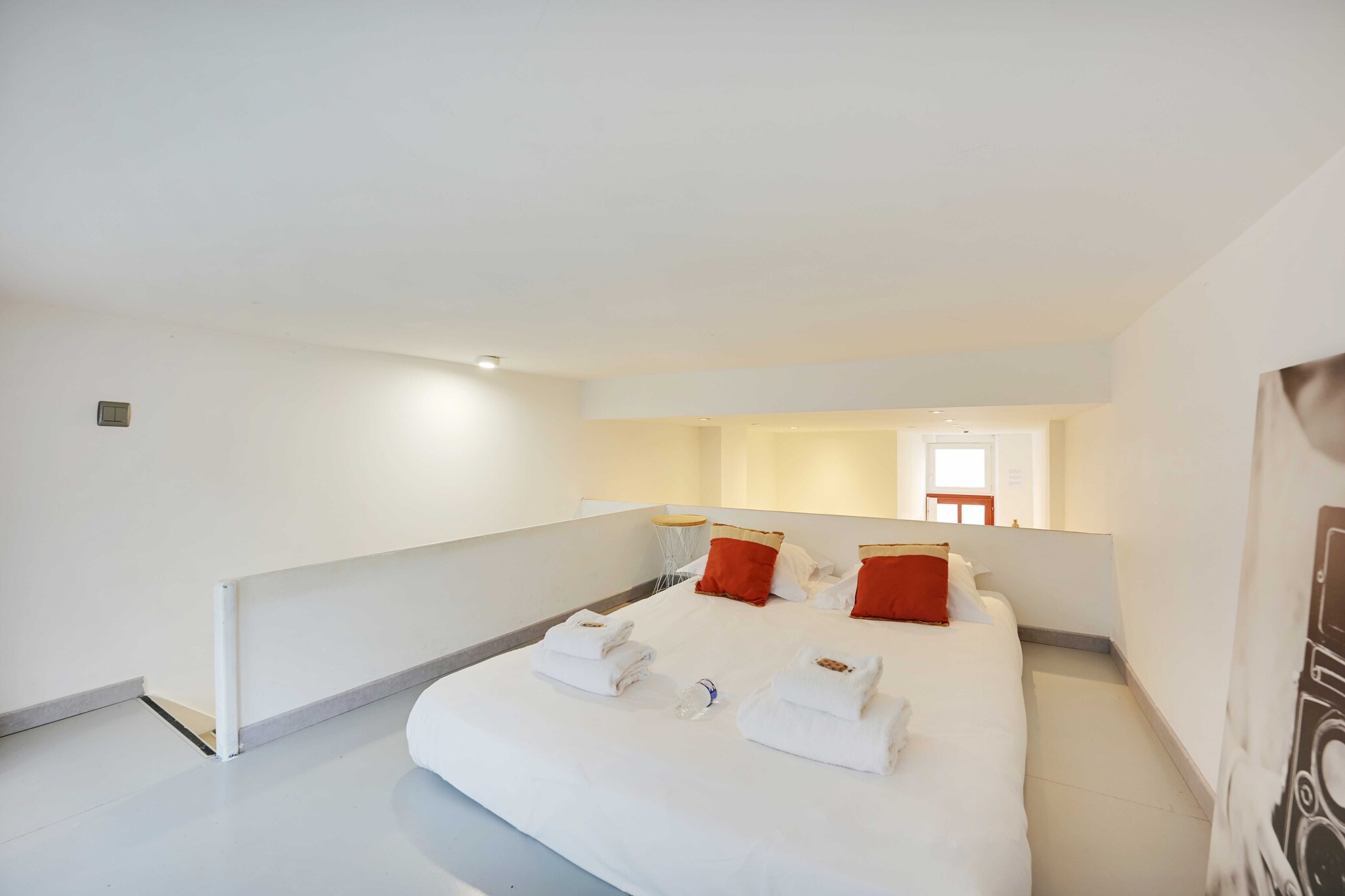 Ground floor: (Kitchen(stove, hob, electric kettle, toaster, coffee machine, microwave, dishwasher, fridge, dishes and cutlery, Cooking basics), Living/diningroom(single sofa bed), bedroom(double bed), bathroom(shower, toilet))\n\nHot Water, Internet Access DSL, Wardrobe, storage, First Aid, TV, heating, iron, crib(free), Towels/Sheets (Incl.), shampoo, Essentials, Carbon monoxide detector, Cleaning Disinfection, Downtown, Enhanced cleaning practices, High touch surfaces disinfected, Long term stays allowed, Town