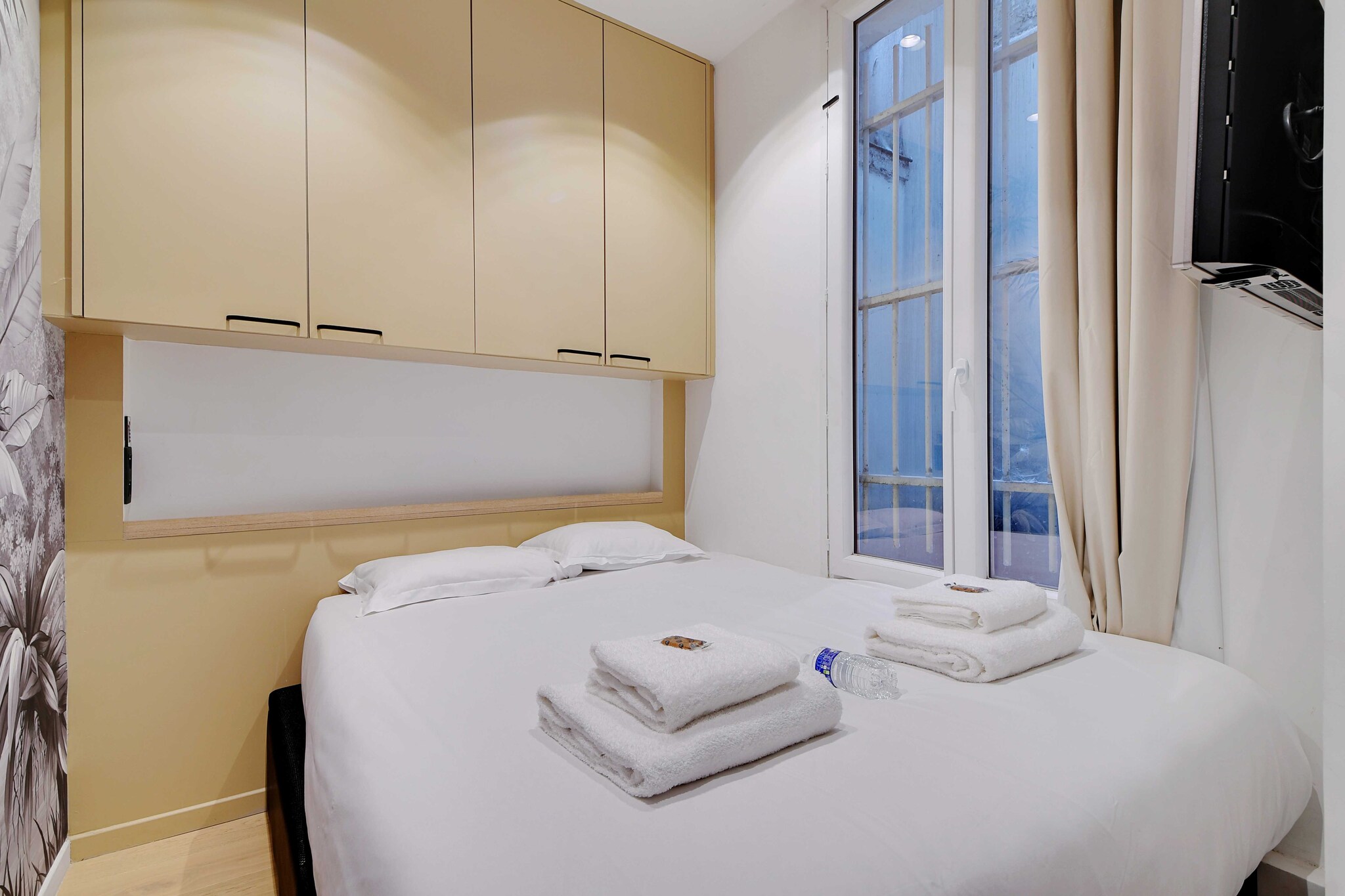 Ground floor: (Living room(double sofa bed, TV, heating), Kitchen(dining table, stove, hob, electric kettle, toaster, coffee machine, combination microwave, fridge, electric hot plates, dishes and cutlery, Cooking basics, Wine glasses), bedroom(double bed, TV, heating), bathroom(Hot Water, shower, washbasin, hairdryer, shampoo, body soap), toilet(toilet))\n\nBed Linen, Desk, Internet Access DSL, Wardrobe, First Aid, Play area, iron, crib(free), Towels/Sheets (Incl.), Essentials, Dedicated workspace, Carbon monoxide detector, Cleaning Disinfection, Downtown, Enhanced cleaning practices, High touch surfaces disinfected, Long term stays allowed, Roll-in shower with shower bench or chair, Town