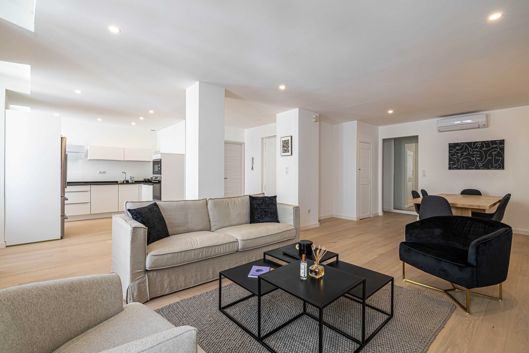 This superb 4-room apartment is located in the city center and will provide you with an ideal location and comfort for your stay in Cannes.

- By plane: Nice airport is 30 minutes from Cannes
- Private driver from Nice airport: Reservation on request
- By car: Public parking at 100 m
- By train: the station is a 5-minute walk away
During your stay in Cannes, you'll have the chance to explore some wonderful nearby destinations, each offering a unique and memorable experience.	
 Antibes and its cape:Just a few kilometers from Cannes, the charming town of Antibes welcomes you. Explore its rich historical heritage, including the Picasso Museum housed in a superb chÃ¢teau. Stroll through the cobbled streets of old Antibes, where the Provencal market will awaken your senses with its scents and flavors. But don't forget to venture out to Cap d'Antibes, where coastal paths offer breathtaking views of the Mediterranean. 
Les trayas and its red rocks: West of Cannes lies the natural paradise of Les Trayas, a striking contrast to urban life. Explore mountain and forest landscapes that blend harmoniously with the Mediterranean coastline. Hiking enthusiasts will be delighted by the trails leading to the emblematic red rocks, offering breathtaking panoramic sea views.
Grasse and its perfume: Not far from Cannes is the town of Grasse, world-famous as the capital of perfume. You'll have the opportunity to visit renowned perfume factories such as Fragonard, Galimard and Molinard, where you'll discover the art of perfumery and even have the chance to create your own fragrance. Stroll through Grasse's medieval streets, steeped in history and scents.