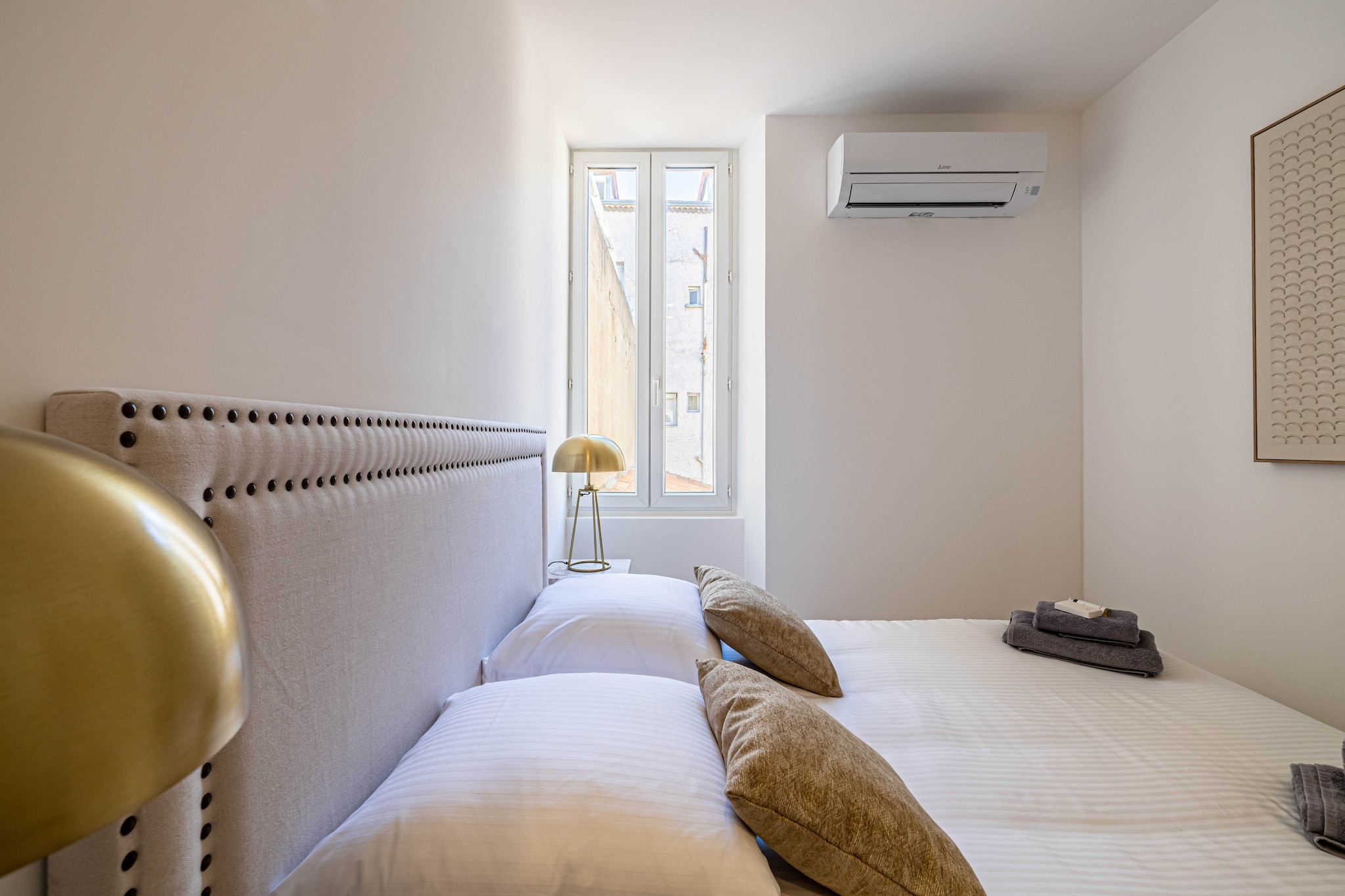 On the 2nd floor: (Living room(dining table), Kitchen(stove, electric kettle, toaster, oven, microwave, dishwasher, fridge, dishes and cutlery, Wine glasses), Bedroom with bathroom(double bed, shower), Bedroom with bathroom(double bed, shower), Bedroom with bathroom(double bed))\n\nBed Linen, Desk, Hot Water, Internet Access DSL, Wardrobe, First Aid, Play area, TV, tumble dryer, cot, washing machine, heating, air conditioning, iron, hairdryer, Towels/Sheets (Incl.), shampoo, Essentials, Cleaning Disinfection, Downtown, Enhanced cleaning practices, High touch surfaces disinfected, Long term stays allowed, Near Ocean, Town